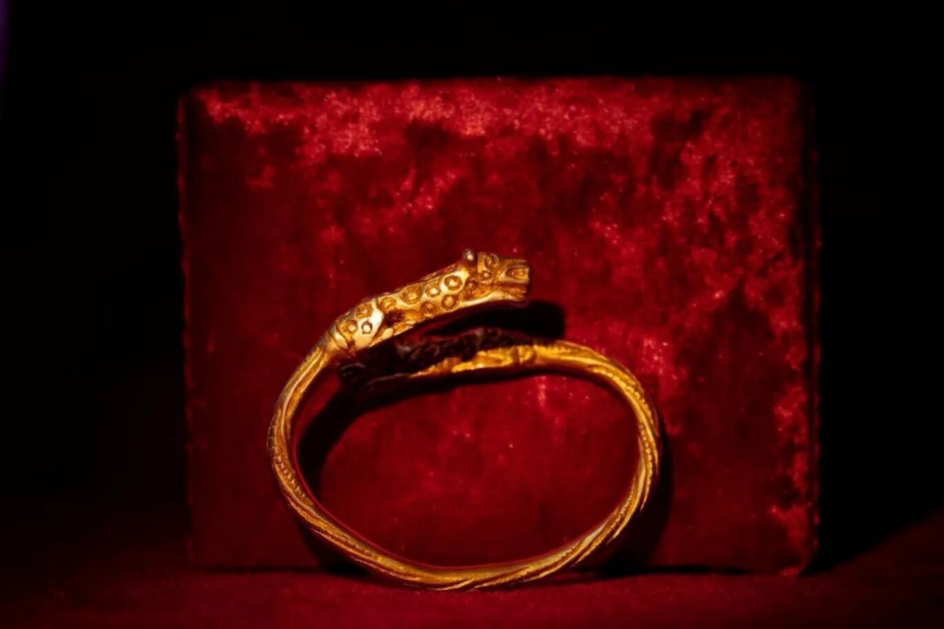 Brazalete de oro de 370 gramos de oro macizo