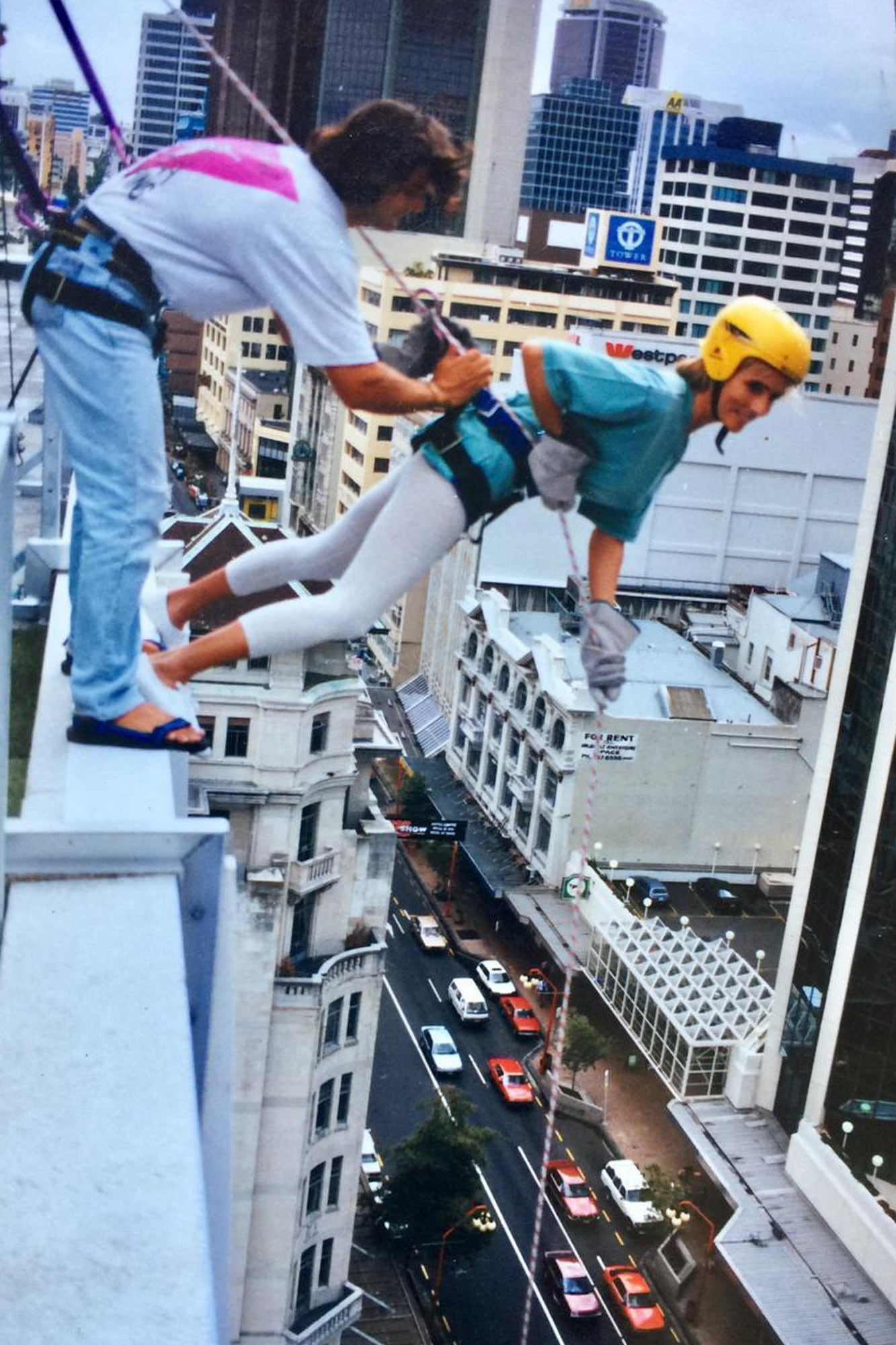 A pesar de tener vértigo, le apasionan los deportes extremos. En Auckland, Nueva Zelanda, se animó a hacer Rap Jump. “Es como el rapel, pero descendés al revés, mirando hacia abajo”, explica