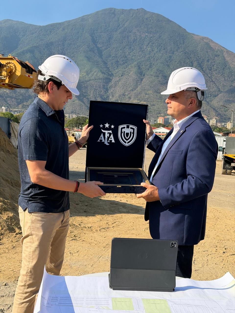 El presidente de la Federacion Venezolana de Fútbol, Jorge Giménez Ochoa, y Luciano Nakis