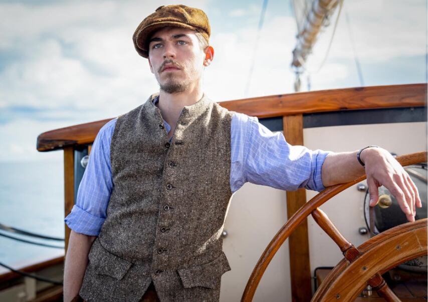 En la filmografía del actor se incluye Guerra sin reglas (2024) donde trabajó con Henry Cavill, Eiza González y Alex Pettyfer bajo la dirección de Guy Ritchie