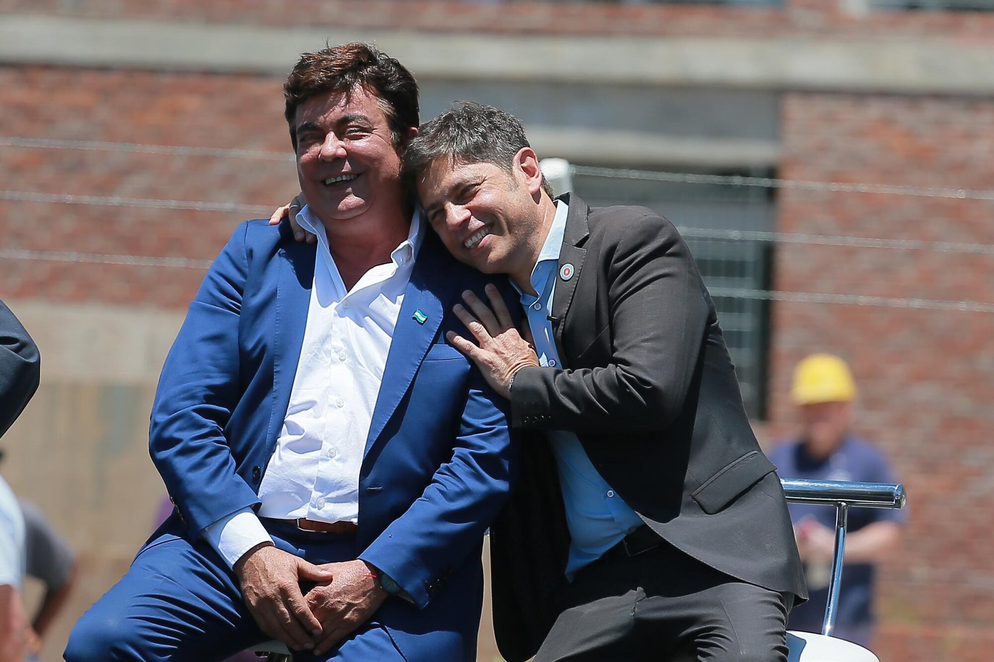 El intendente de La Matanza, Fernando Espinoza, con el gobernador bonaerense, Axel Kicillof, durante un acto de entrega de viviendas