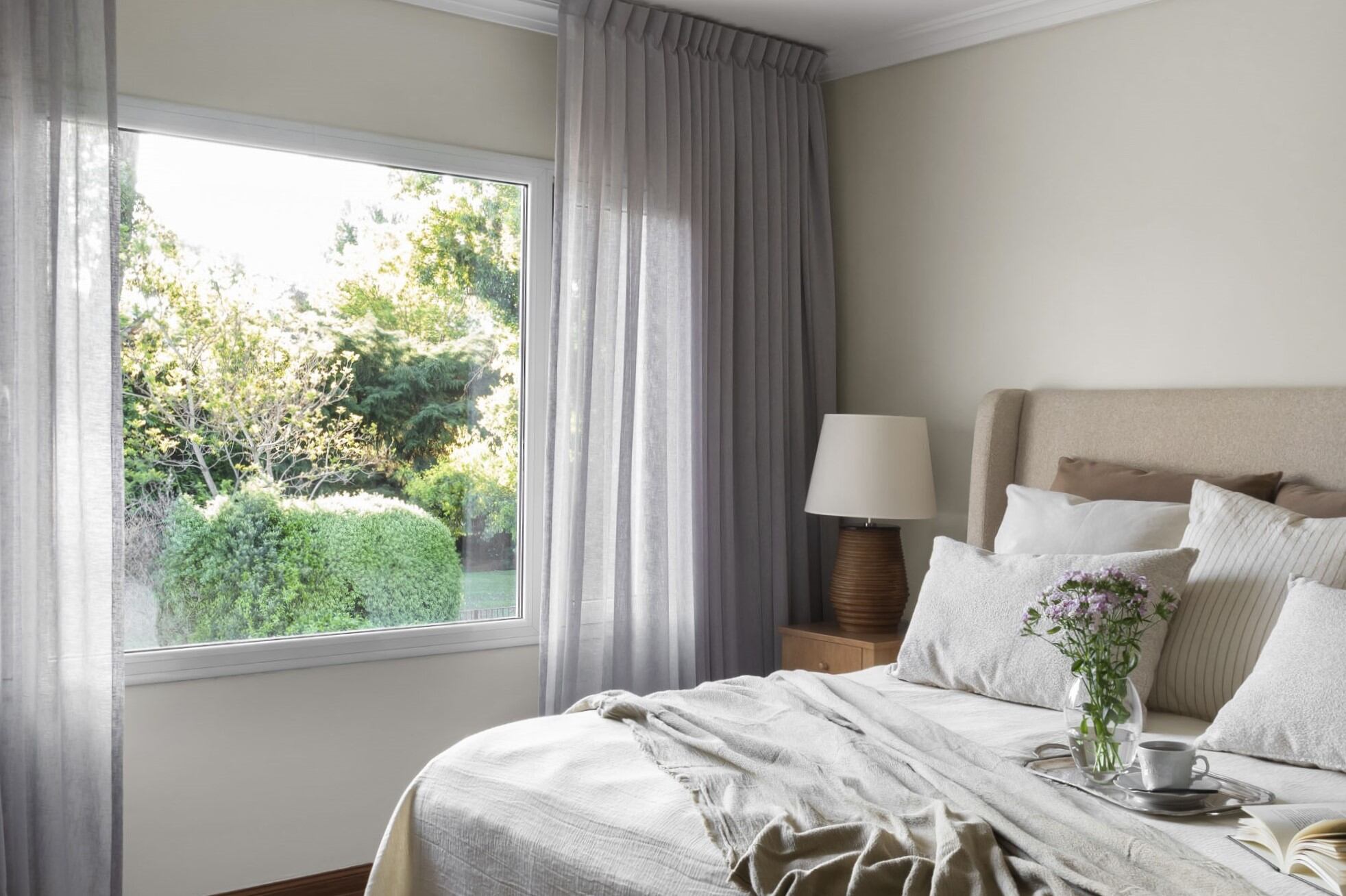 En la suite principal, lámparas (Soleil Deco), florero y vajilla (Philippa Deco Boutique).