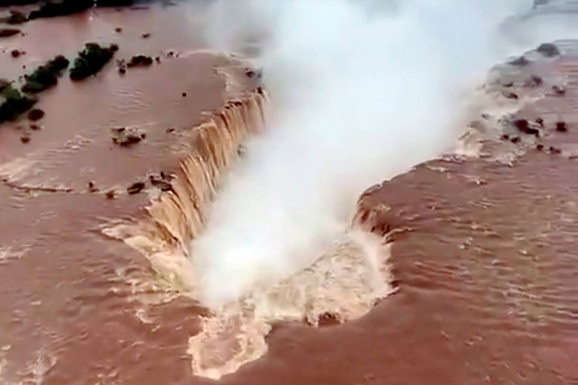 La Garganta del Diablo recibe el exceso de agua del río Iguazú
