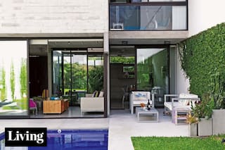 Cómo es la vida en esta casa compacta que gira en torno a su patio transparente