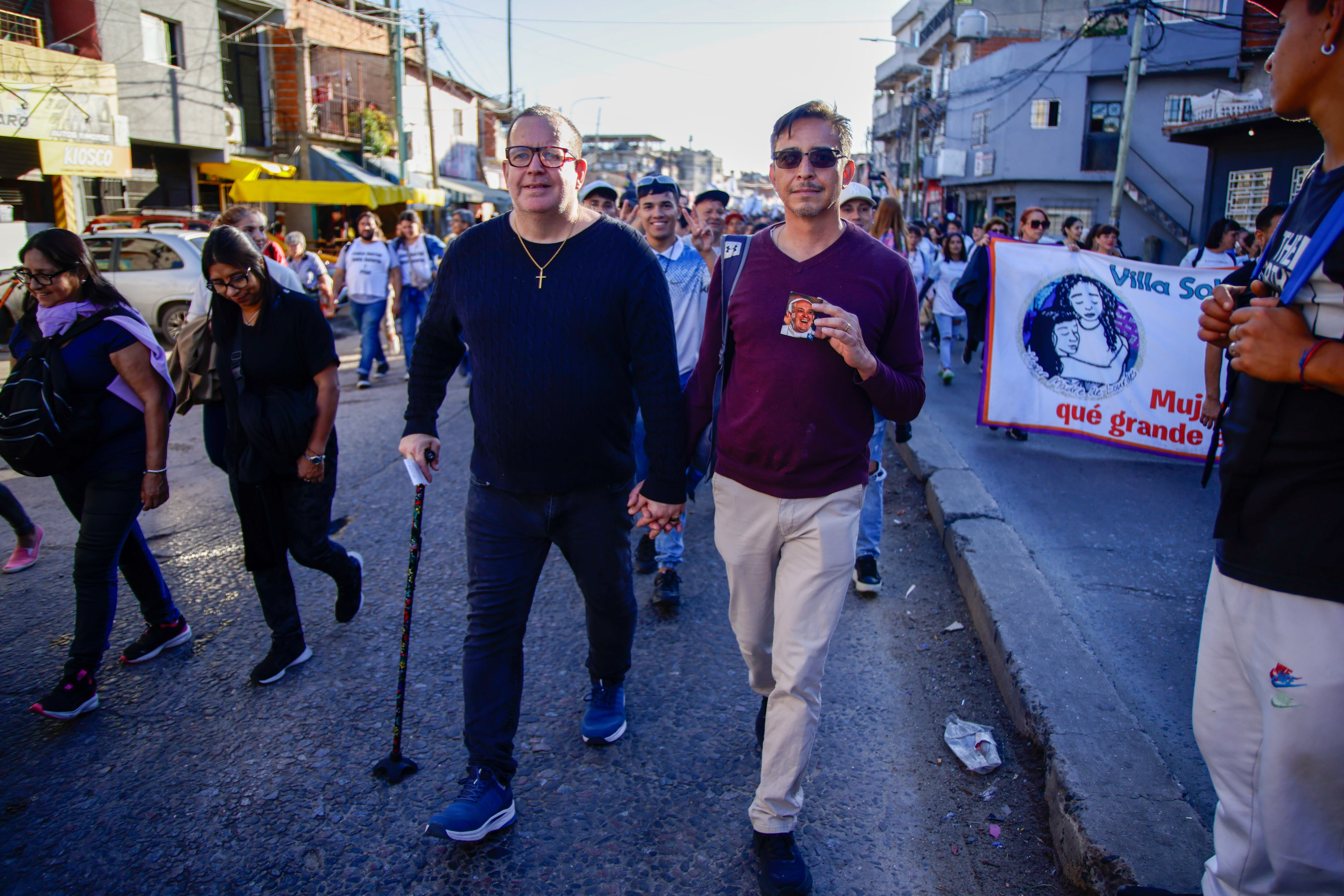 Una de las paradas del recorrido fu la parroquia Virgen de los Milagros de Caacupé de la villa 21 24 de Barracas donde Bergoglio solía encabezar la misa