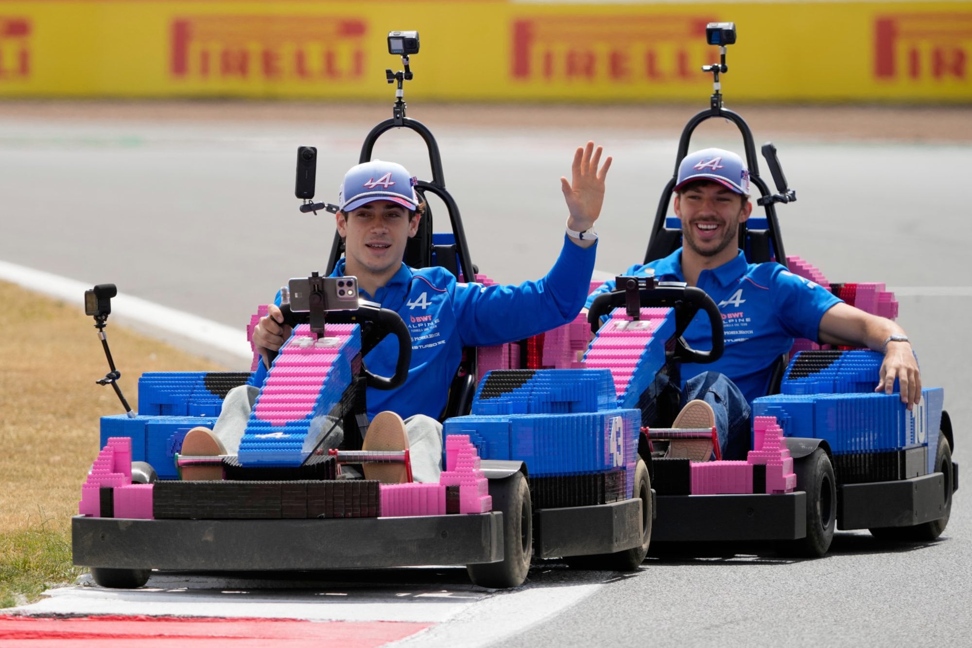 Franco Colapinto y Pierre Gasly, los pilotos de Alpine, se divierten con el modelo Lego; el argentino espera la confirmación para continuar como compañero de garaje del francés