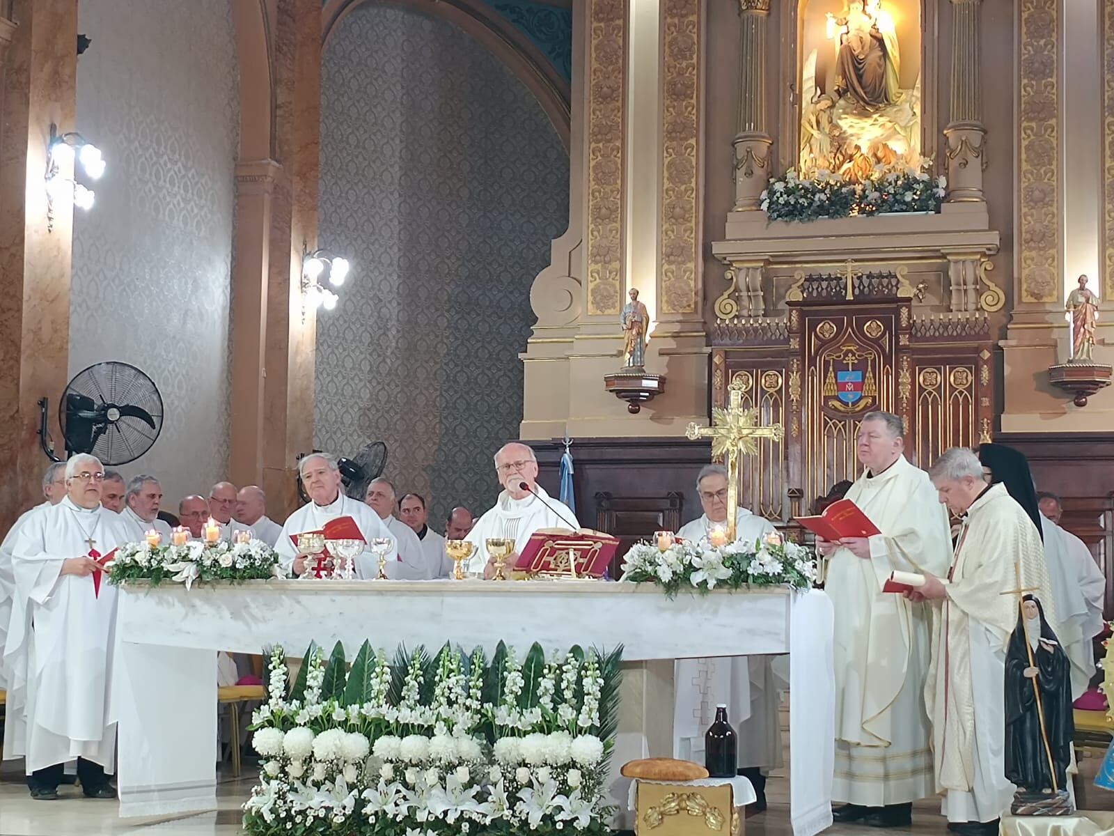 Los obispos Oscar Ojea (San Isidro), Vicente Bokalic Iglic (Santiago del Estero) y Ángel Rossi (Córdoba), en la misa en que se proclamó sede primada a la arquidiócesis de Santiago del Estero