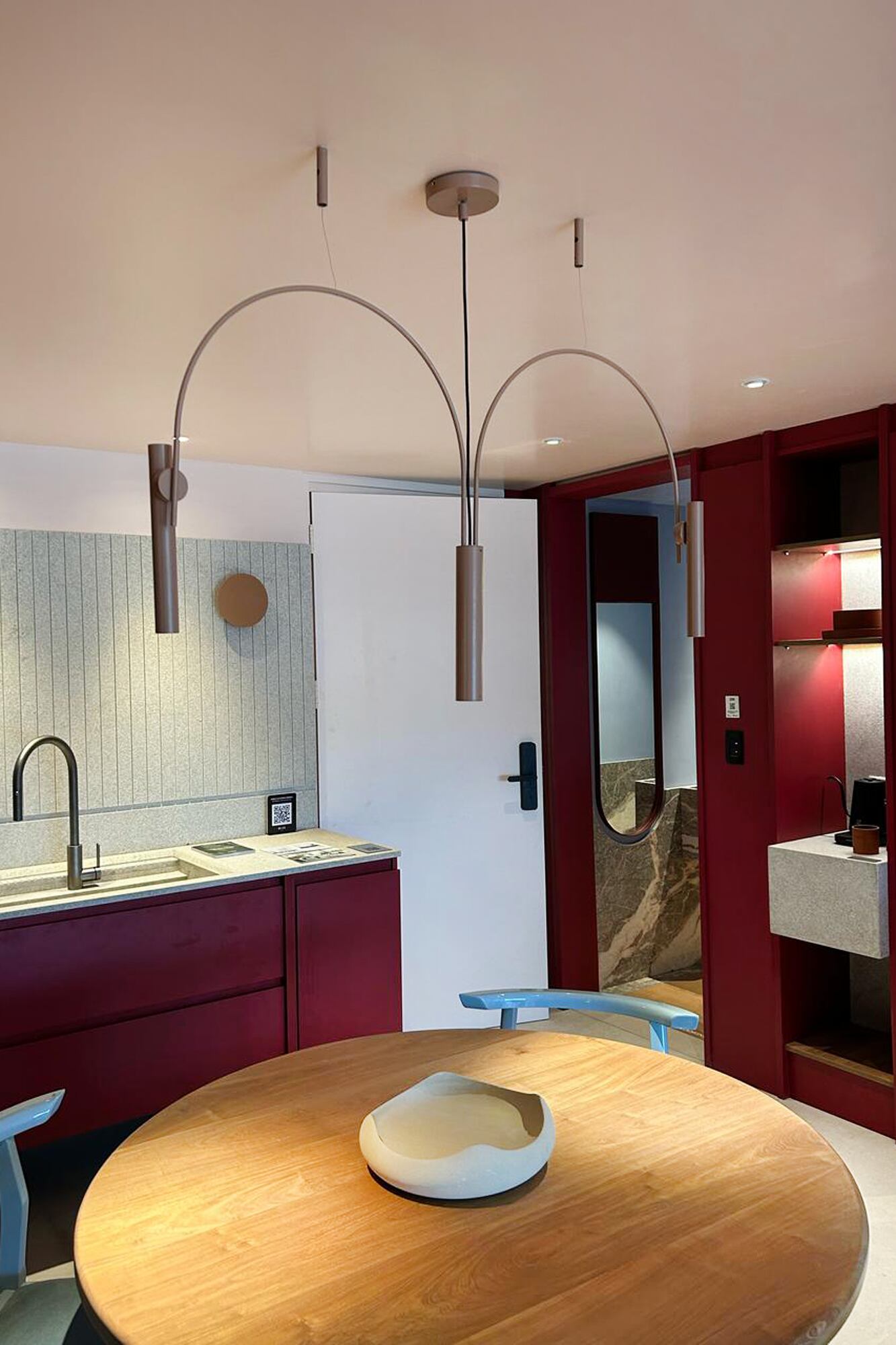 El color cereza es la tendencia del año, en este caso aplicado en una cocina en combinación con sillas celestes