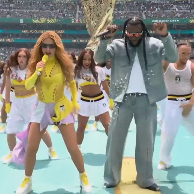 Burna Boy se llevó las miradas al aparecer en el centro de la escena junto a Shakira