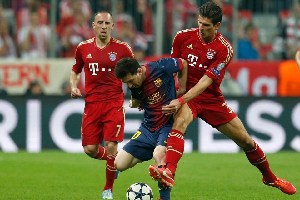 Otros tiempos: Messi intenta superar a Mario Gómez; detrás, Ribery