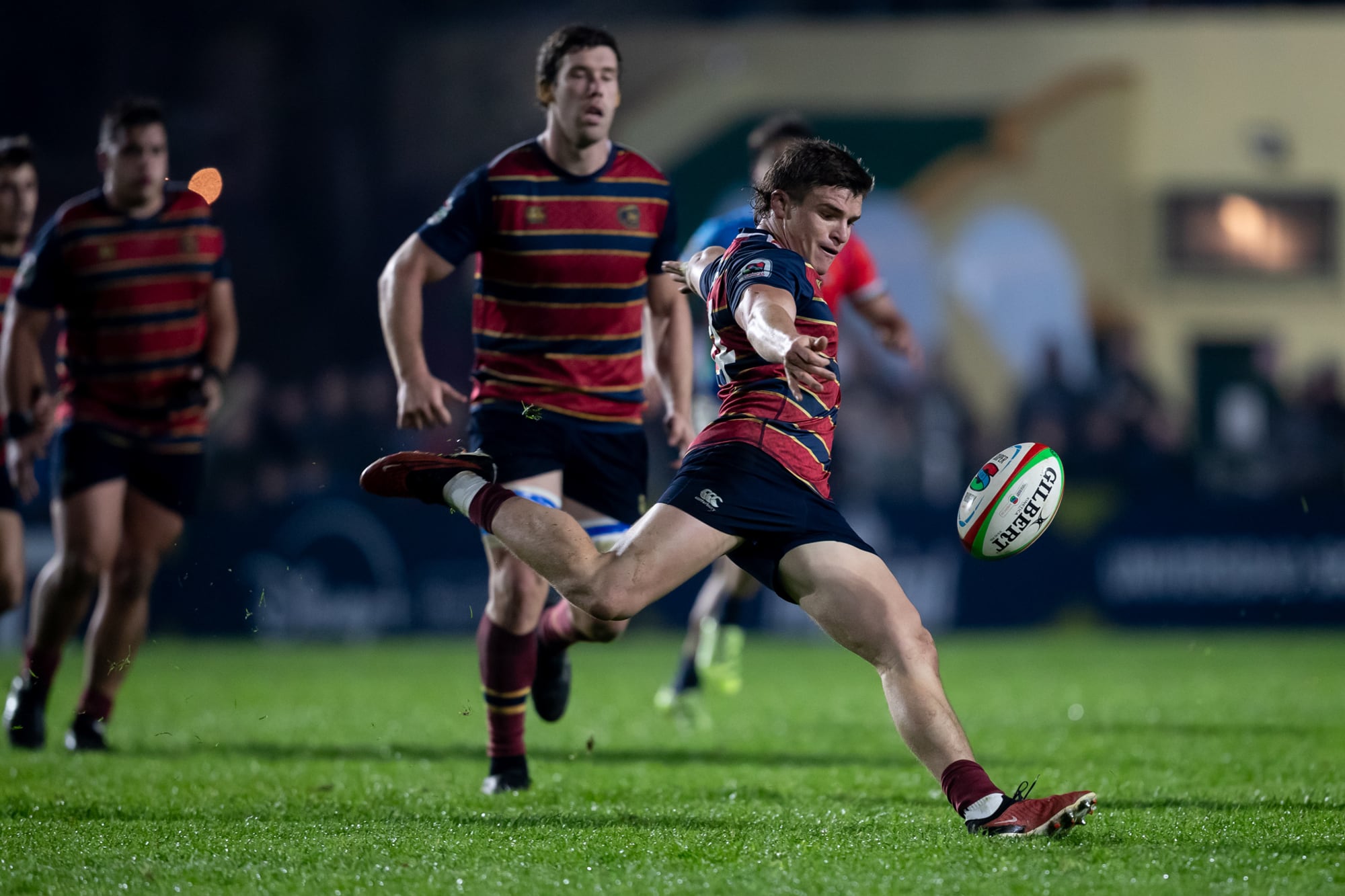 Patea Santiago Pernas; en la noche otoñal de San Isidro, el local fue superior, pero aún tiene que conseguir ensamble para aspirar a ganar por primera vez el certamen regional, y Dogos XV es, hoy por hoy, mejor equipo.