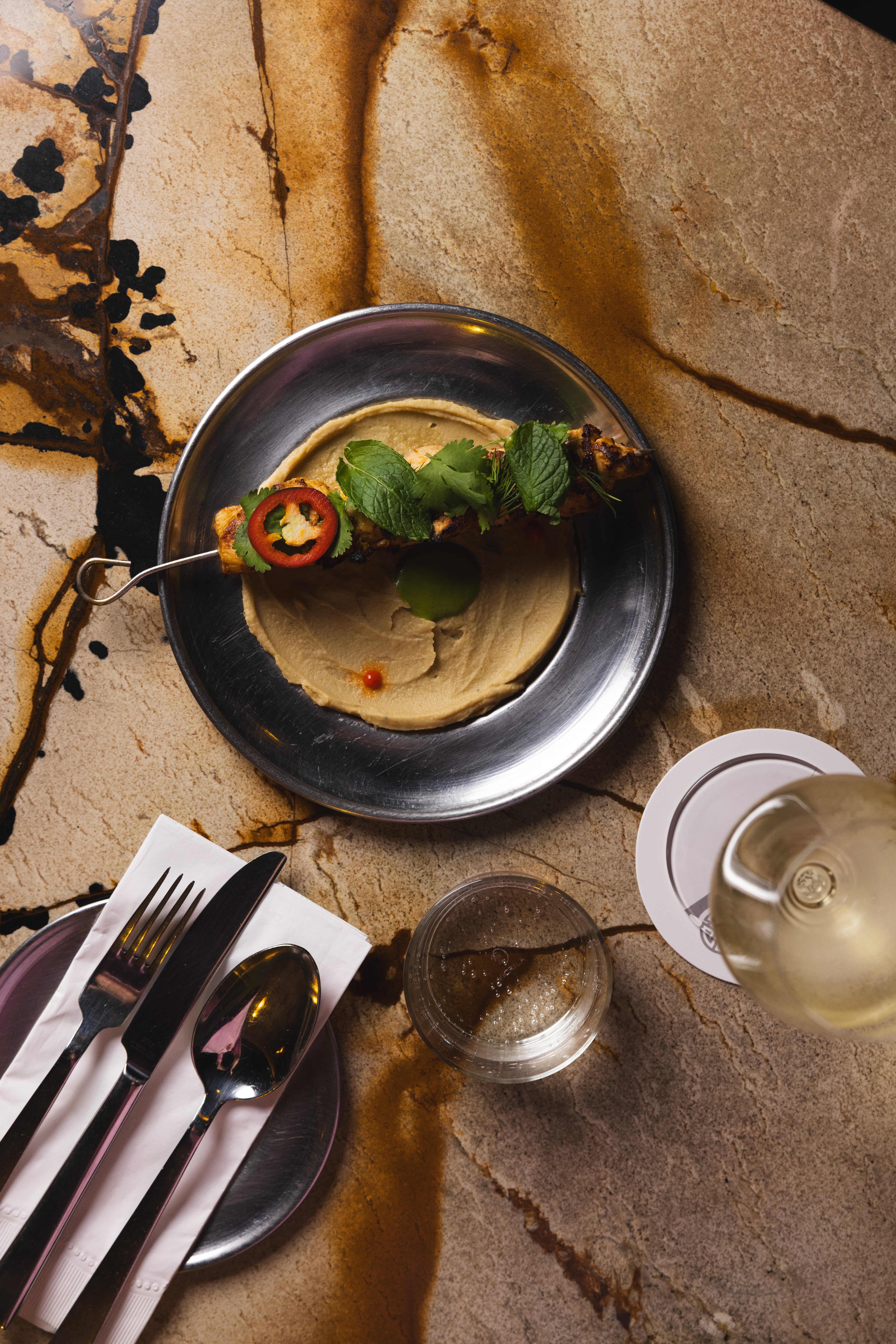 Entre las entradas aparecen un paté de hígados de ave al cognac con pimienta de Sichuan, summer rolls rellenos de langostino y mandioca crocante con coco y picante