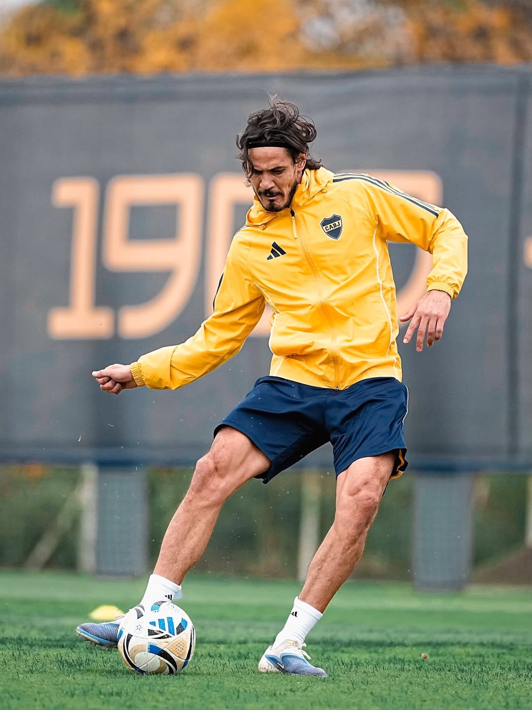 Edinson Cavani llevaba dos semanas entrenándose a la par del grupo, pero debió abandonar la práctica por una nueva molestia física.