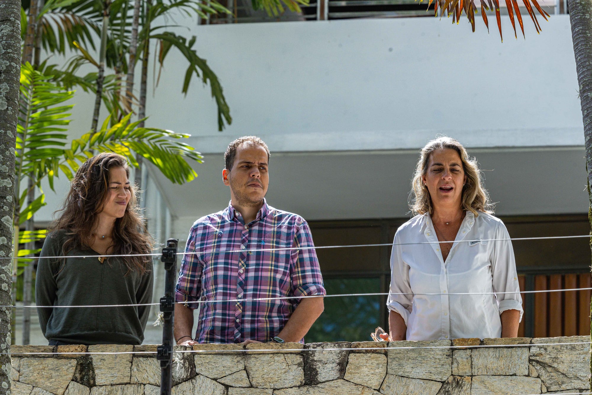 Los opositores venezolanos Claudia Macero (i), Pedro Uchurrurtu (c) y Magalli Meda, asilados en la Embajada de Argentina