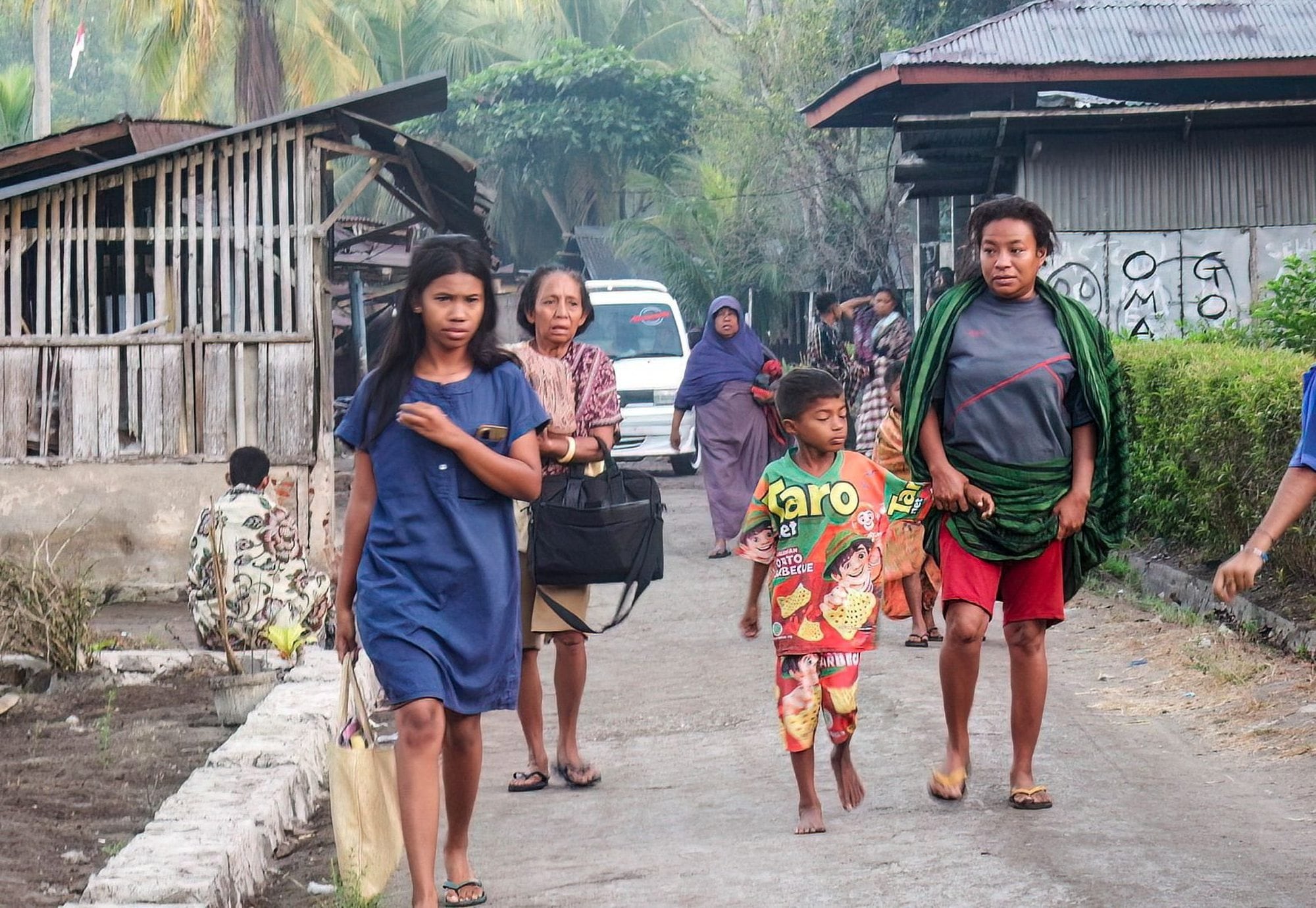 Los habitantes huyen de sus hogares en busca de seguridad tras el terremoto en la aldea de Talibura, Sikka (Nusa Tenggara Oriental)