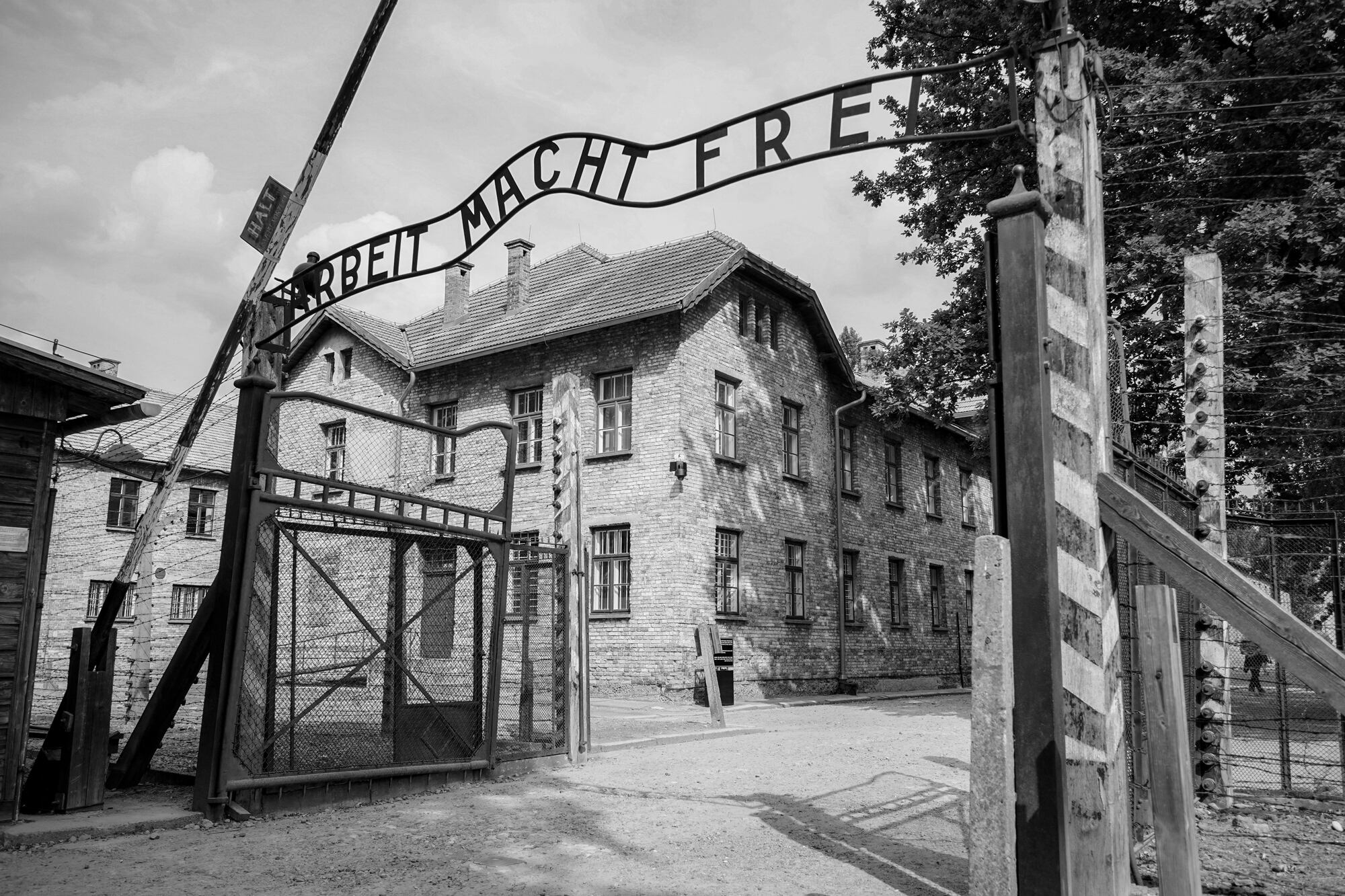Acceso al campo de exterminio de Auschwitz Birkenau, con el cartel
