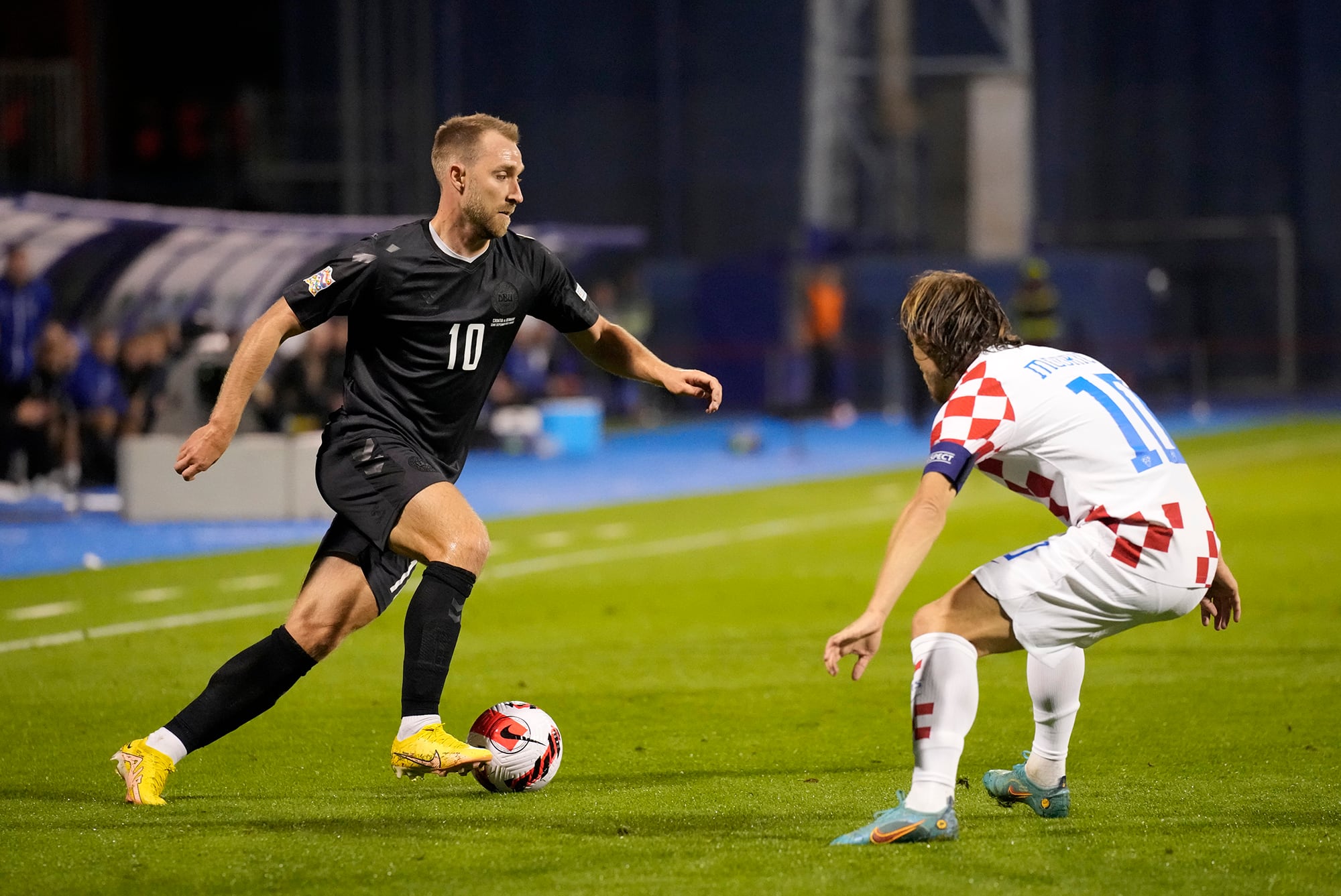 Christian Eriksen, conla casaca de Dinamarca, es marcado por Luka Modric
