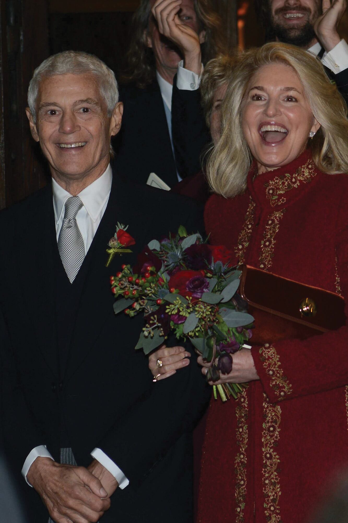 La madre de la novia, la arquitecta inglesa Frances Avery Howe, del brazo de su marido, el estilista John Frieda. Frances se casó con Giovannino Agneli el 16 de noviembre de 1996 y enviudó un año más tarde