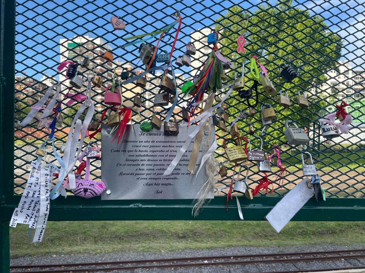 Mientras iba a quimioterapia pedía un deseo al paso del tren: ahora ese puente cambiará de nombre