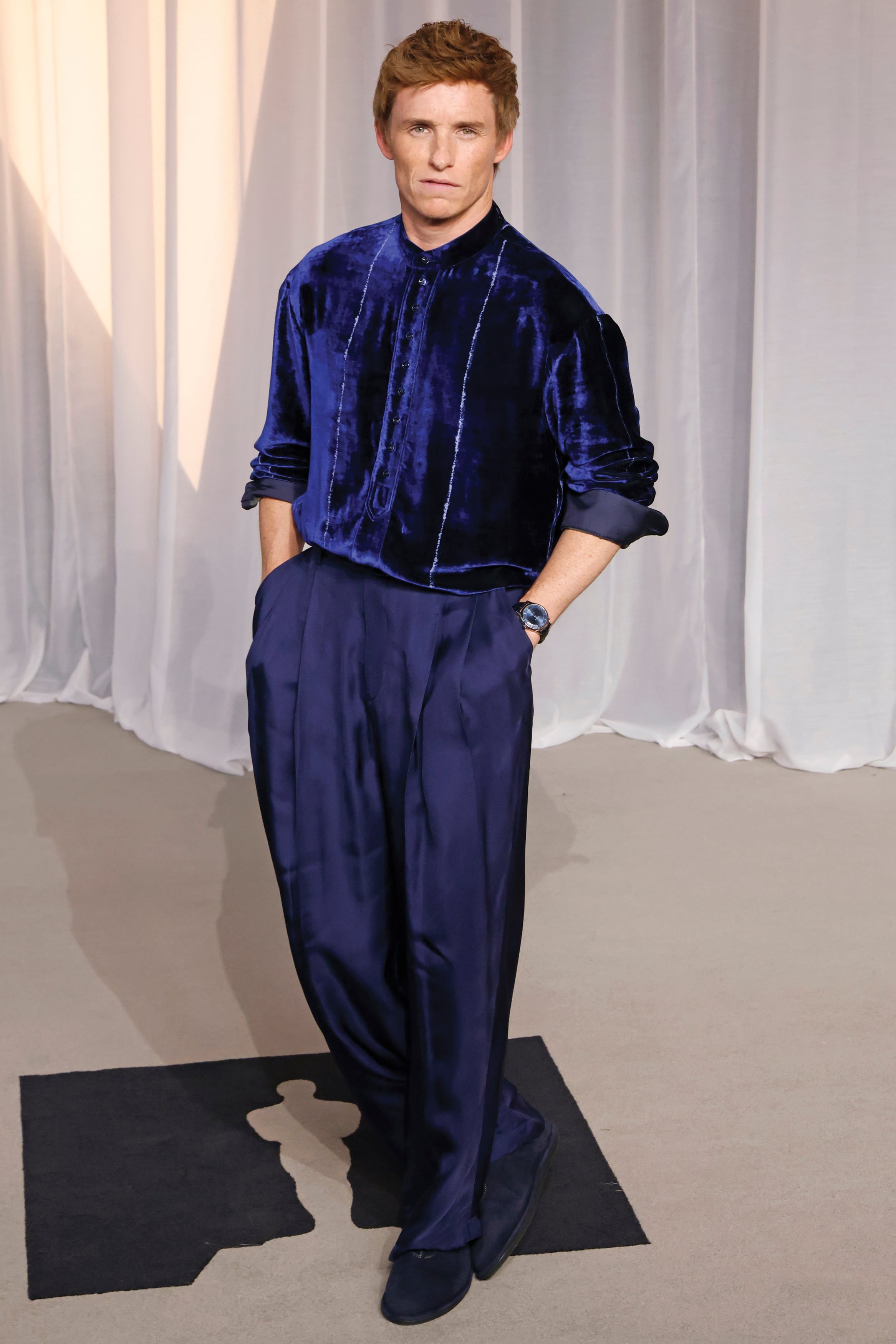 El actor británico Eddie Redmayne llevó la sastrería italiana a la red carpet con un diseño de la colección otoño-invierno 2026 de Giorgio Armani en azul intenso