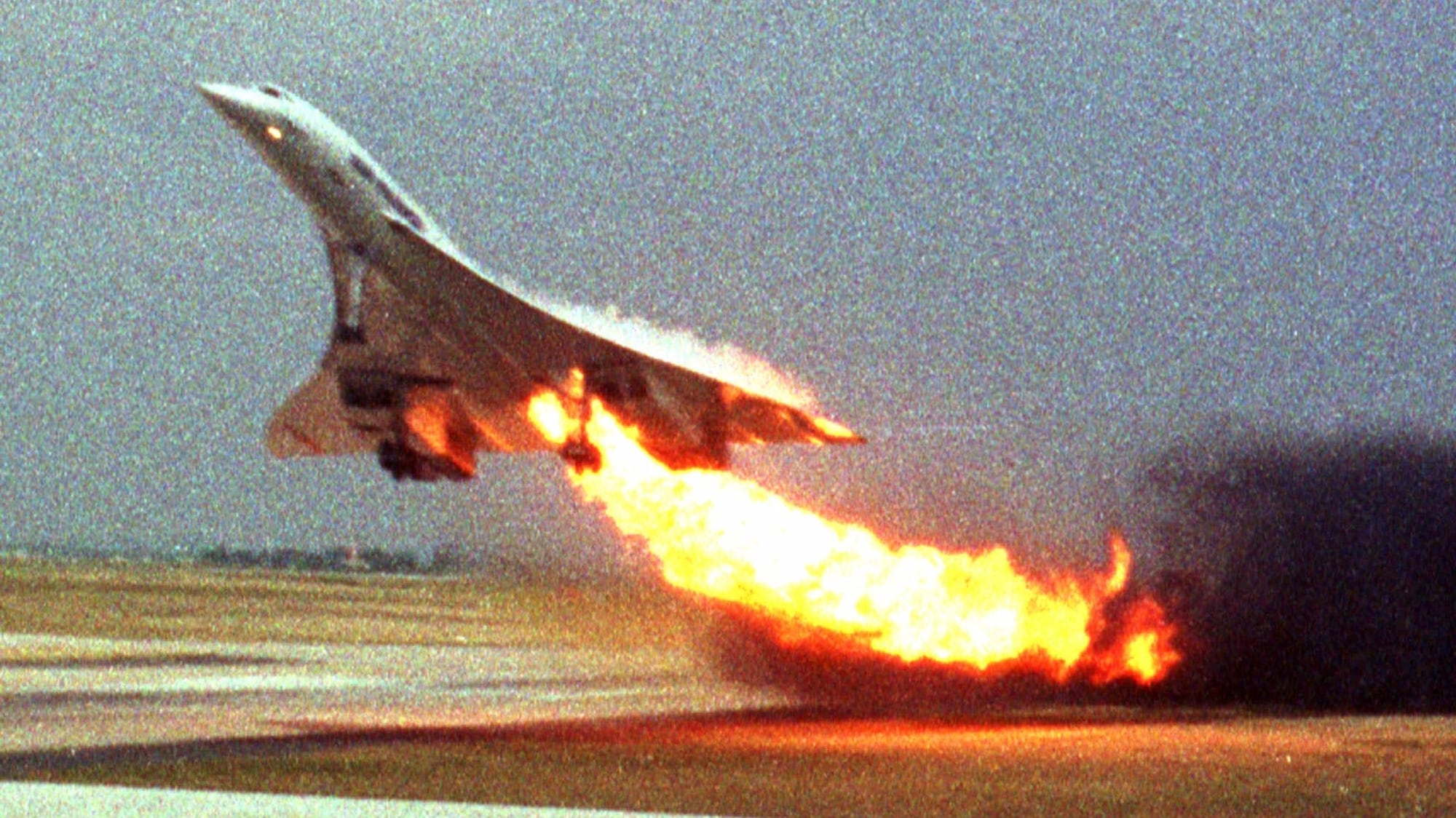 El 25 de julio de 2000, el Concorde, en el vuelo 4590 de Air France, sufrió su primer y único accidente fatal al incendiarse en el despegue del aeropuerto Charles de Gaulle, en París, rumbo a Nueva York. A bordo iban 100 pasajeros y nueve miembros de la tripulación