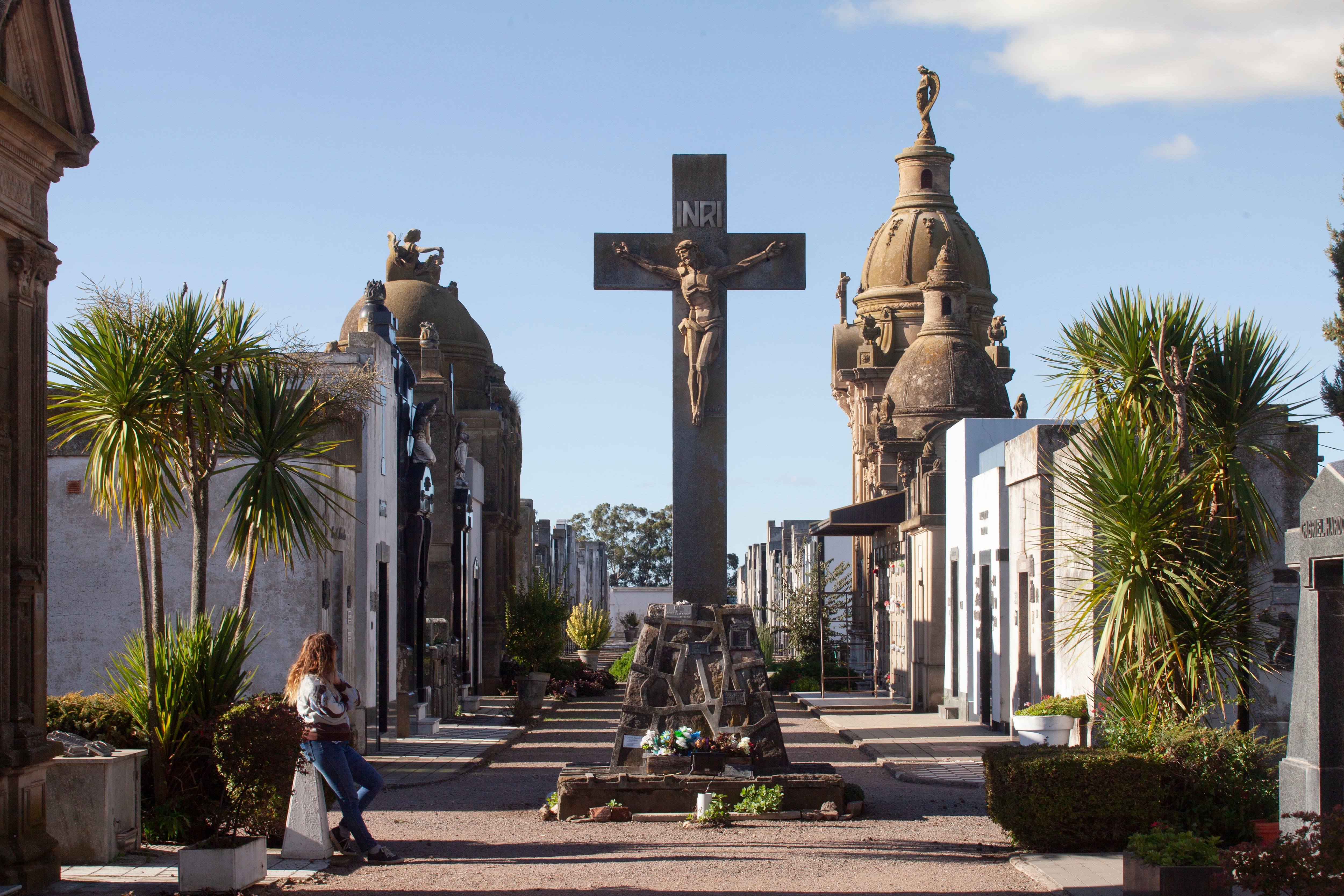 La cruz, en el pasillo central del cementerio.