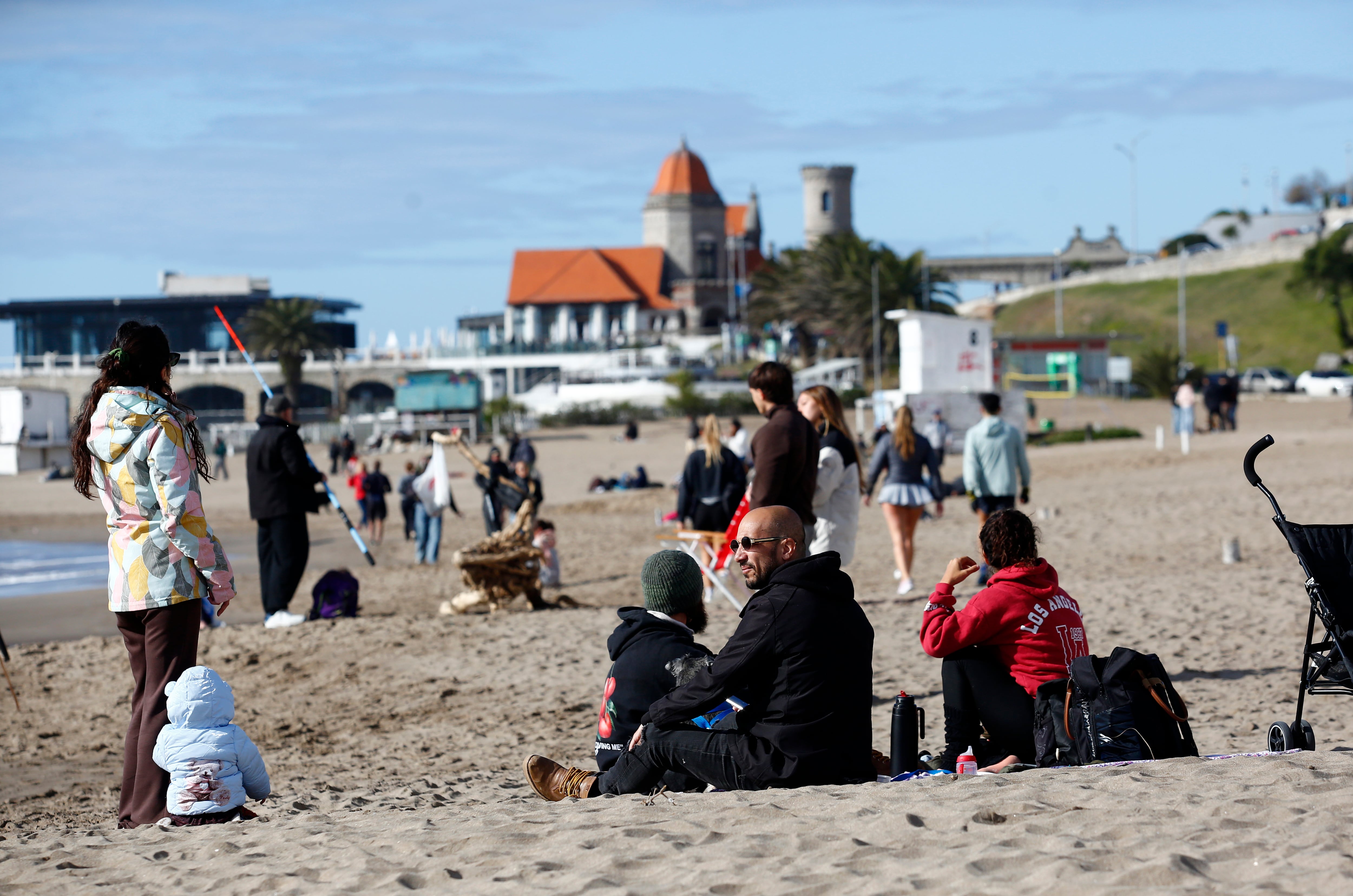 El mediodía entibió Las Toscas y la gente se volcó a la playa para disfrutar un poco del sol
