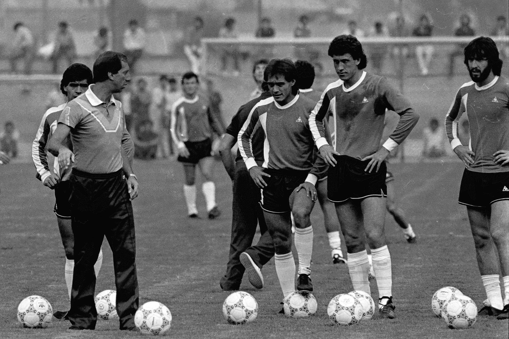 Maradona, Pasculli, Valdano, Batista... y en el medio Bilardo, en plena concentración del club América, en el DF