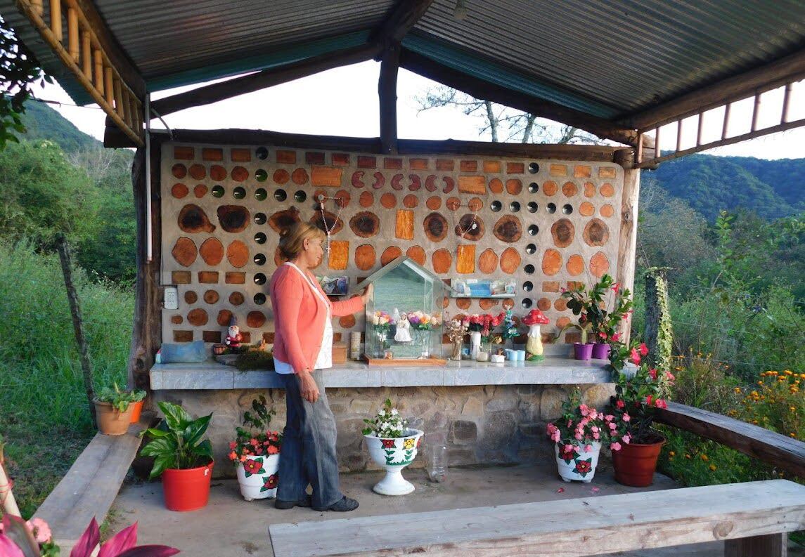 Elsa Moya y la gruta que tiene en su casa, El Paraíso, de Los Paños.
