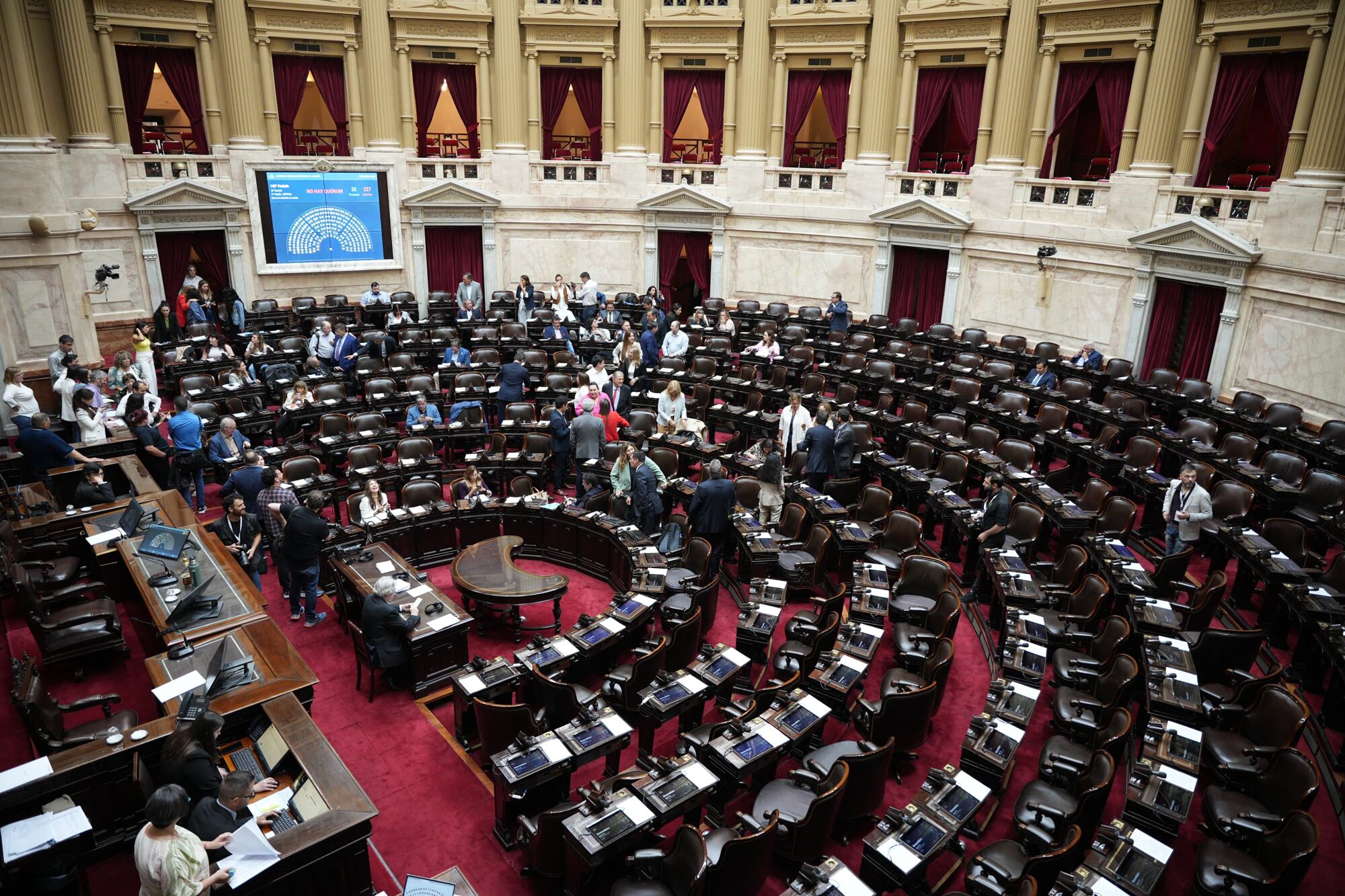 Con 137 legisladores sentados en sus bancas, inició este mediodía la sesión en la Cámara de Diputados para discutir el proyecto que busca combatir la ludopatía