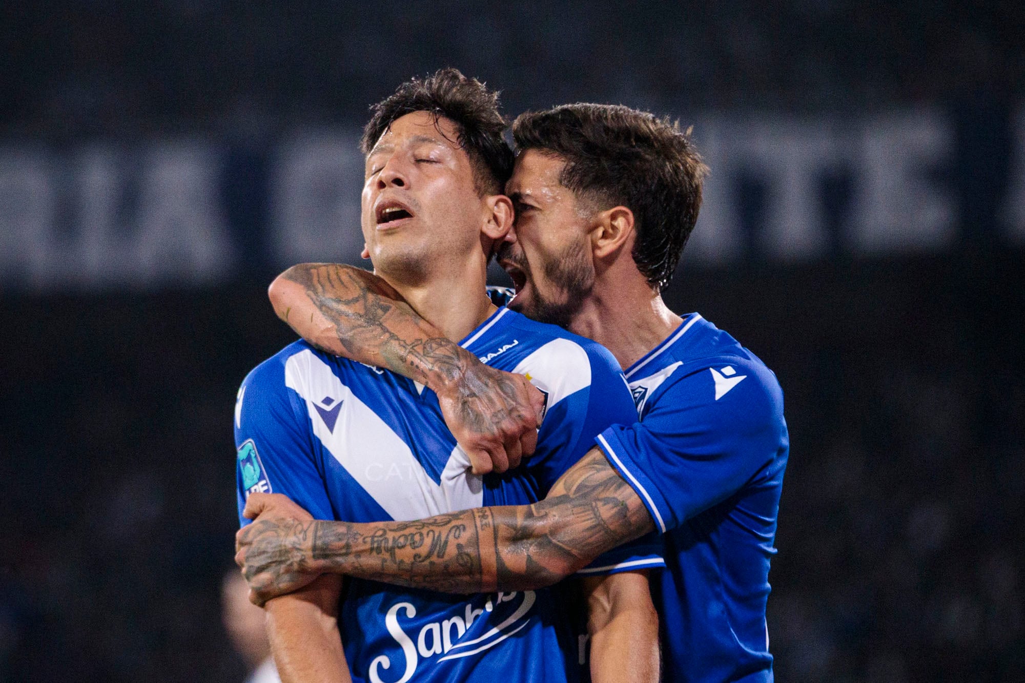 Rodrigo Aliendro, autor del primer gol de Vélez, festeja con Manuel Lanzini; el Fortín se impuso en Córdoba y es puntero del Grupo A del torneo Clausura