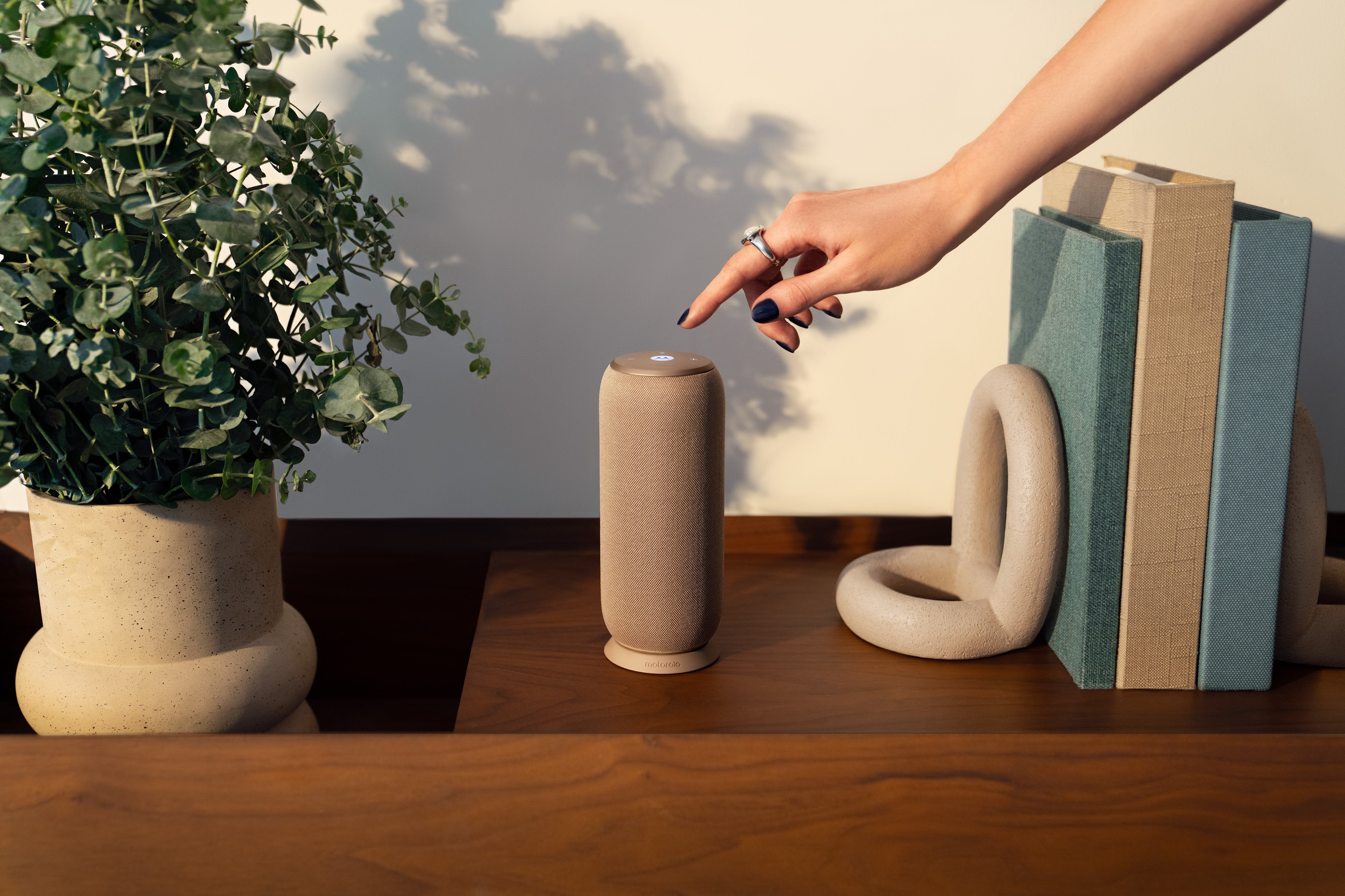El parlante Sound Flow de Motorola viene con una base de carga que permite tenerlo siempre con la máxima autonomía; también se puede cargar directo por USB-C si lo llevamos a otra parte