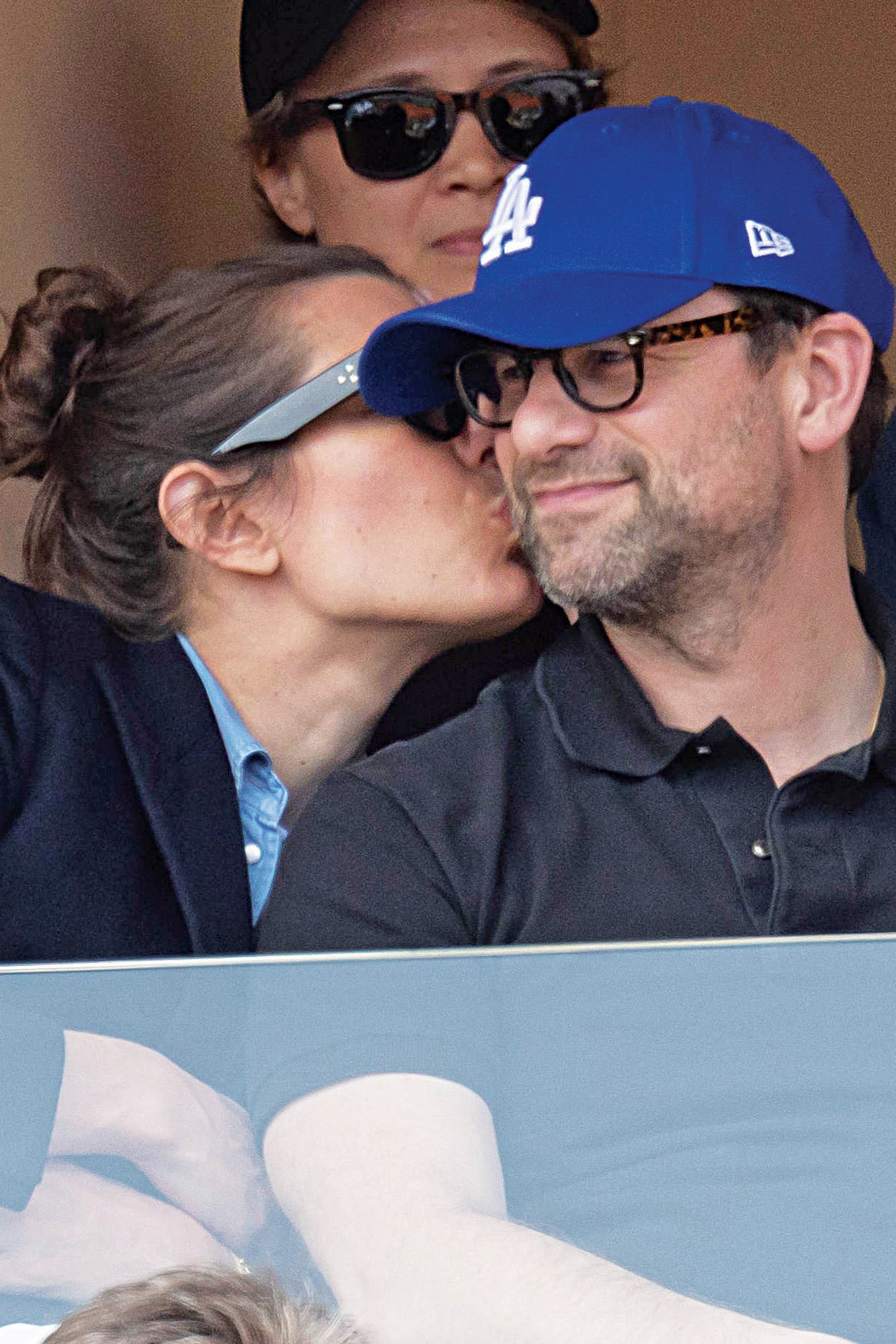 Durante la semifinal que se jugó el sábado 11, Charlotte y Nicolas Mathieu alentaron a Valentin Vacherot. Ella, entre tanto y tanto ganado por su compatriota, le dio un beso a su novio, con quien sale desde 2024