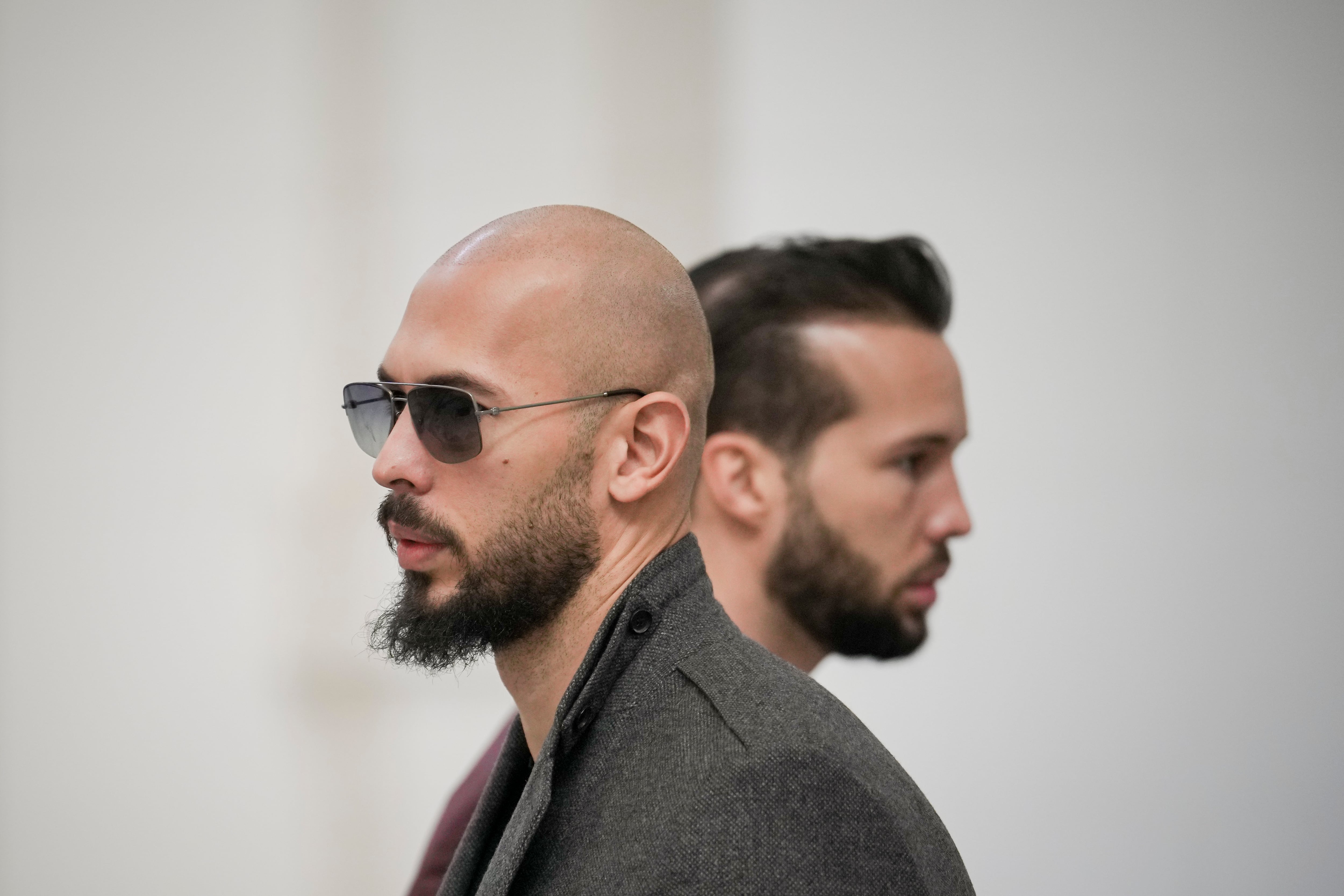 Andrew Tate, de 39 años, enfrenta siete nuevos cargos de violación. Su hermano Tristan, de 38, fue acusado de dos cargos de violación y de tres delitos por organizar o facilitar la trata de personas