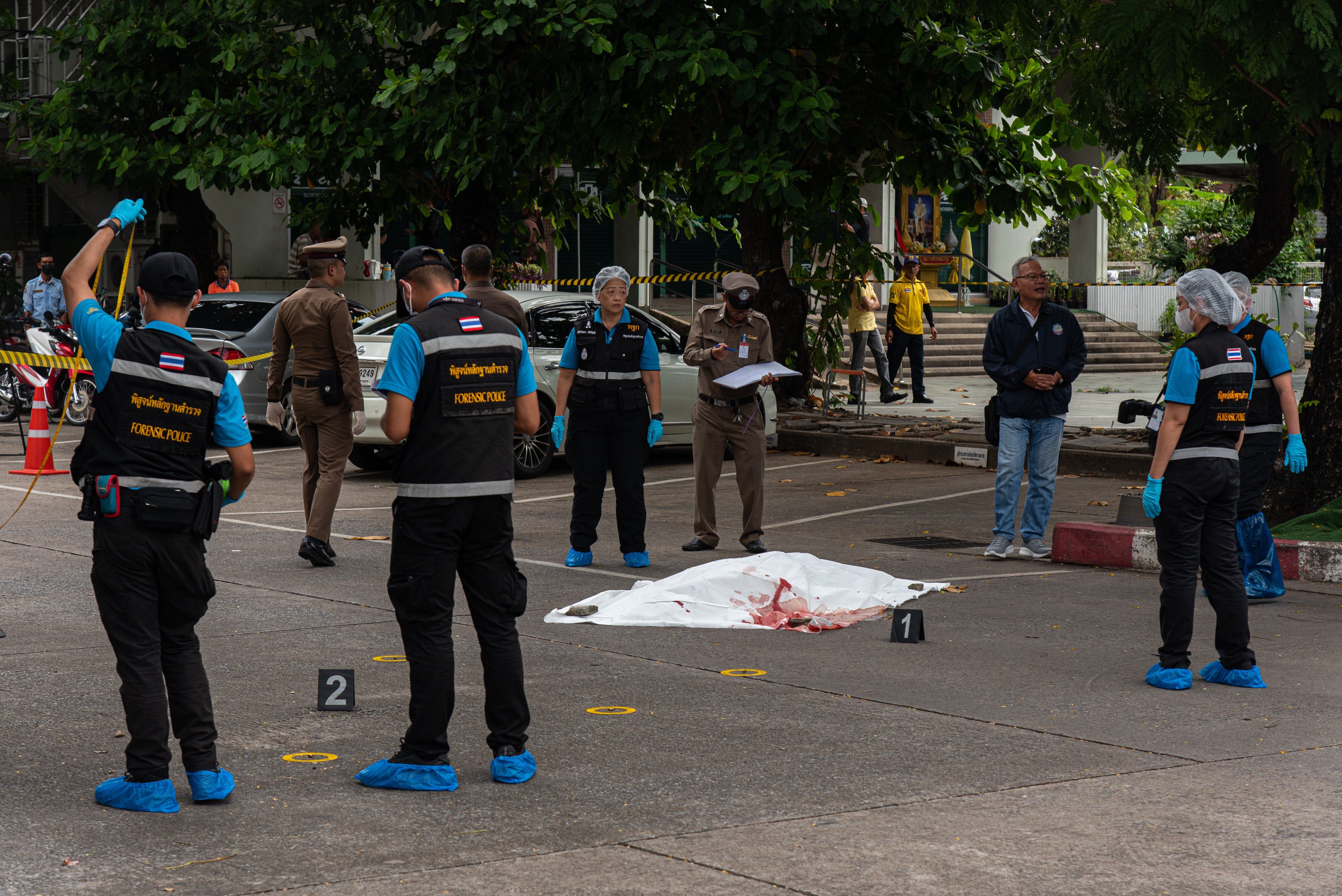 Se observa a una víctima fallecida tras el tiroteo ocurrido en el mercado Or Tor Kor, donde al menos seis personas, incluido el atacante, fueron baleadas.