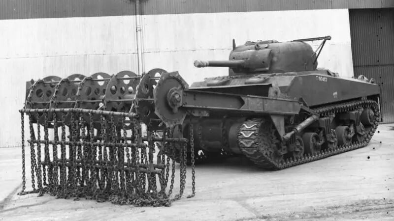 Los tanques especializados conocidos como Funnies, incluido este Sherman Flail, ayudaron a romper las defensas alemanas el Día D.