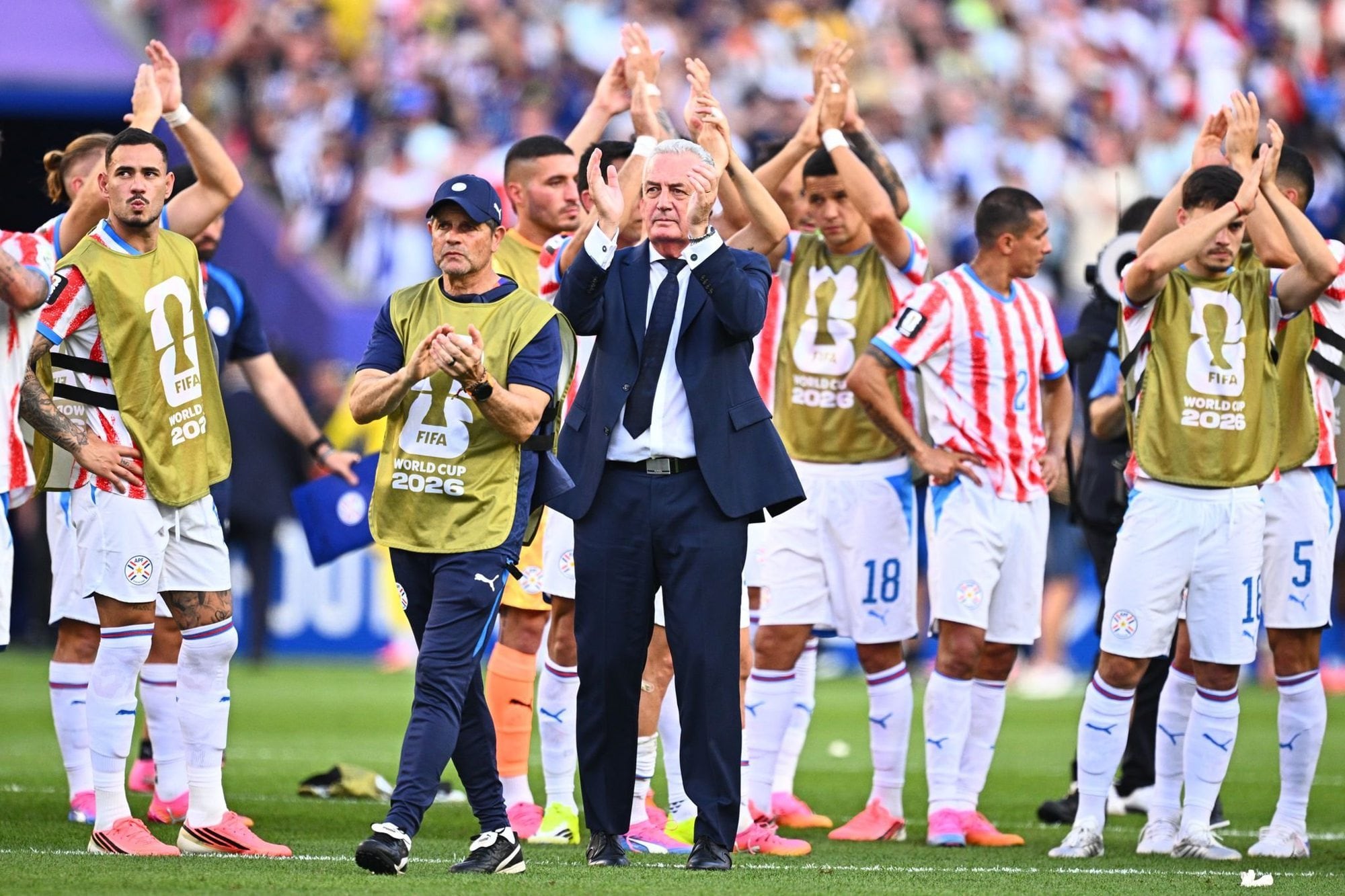 Alfaro y los jugadores de Paraguay saludan y agradecen a los hinchas tras el final