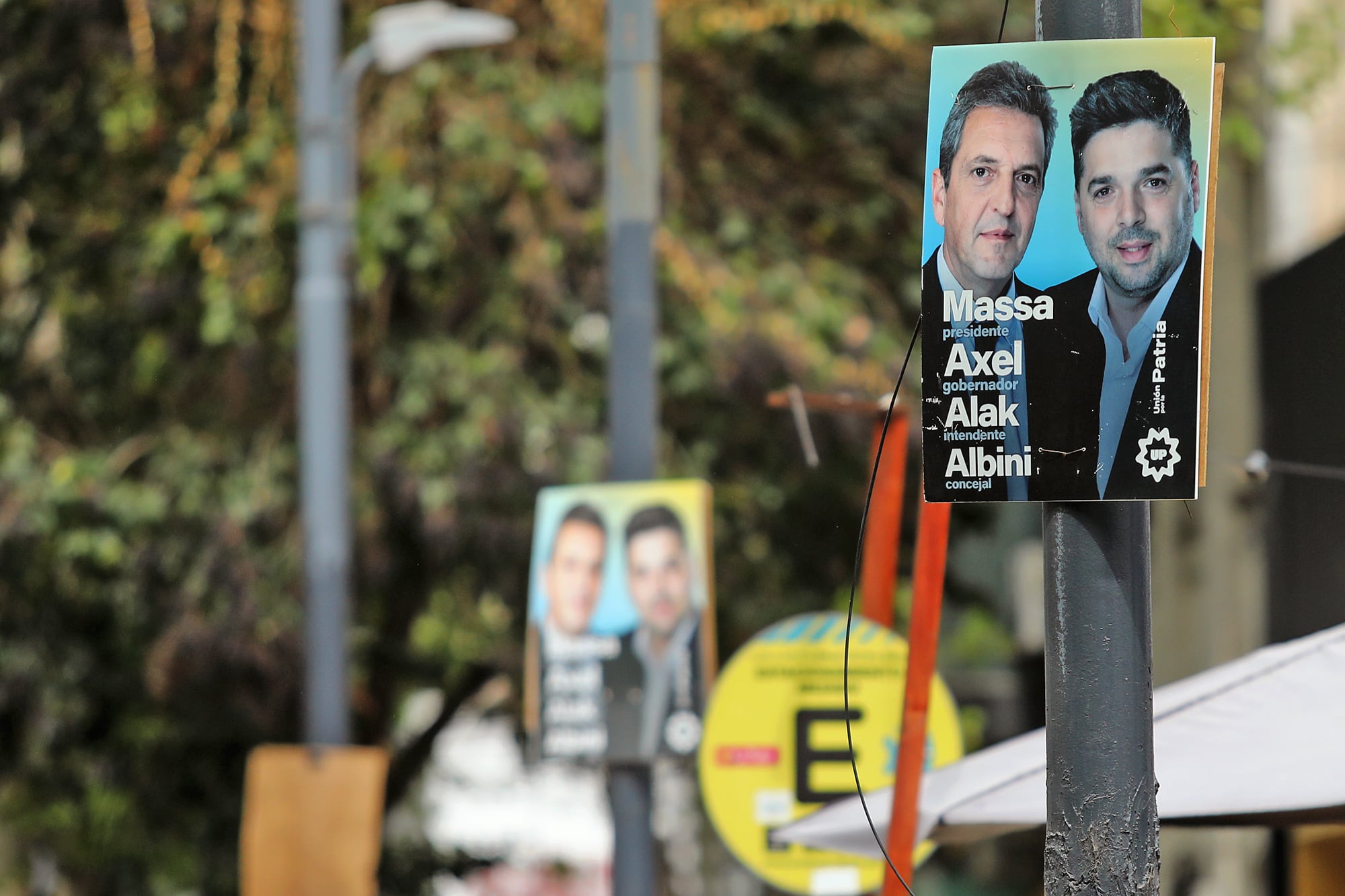 Facundo Albini, concejal a quien se vincula con Rigau, en tiempo de campaña junto a Sergio Massa en un afiche