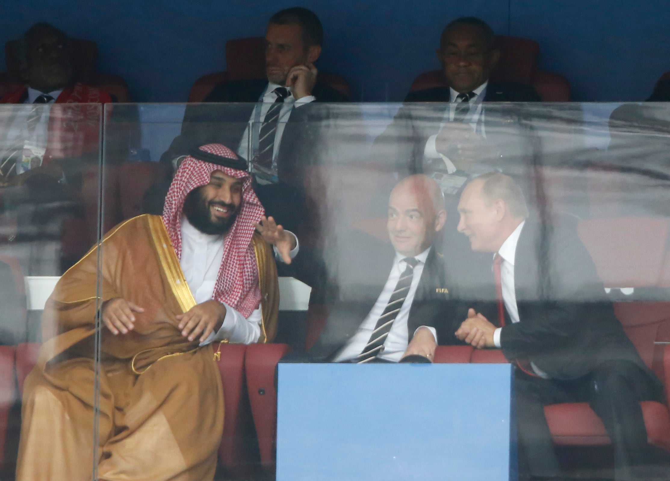 ARCHIVO - El príncipe saudí Mohammed bin Salman (izquierda), el presidente de la FIFA Gianni Infantino (centro) y el presidente ruso Vladimir Putin observan el partido inaugural de la Copa Mundial entre Rusia y Arabia Saudí, el 14 de junio de 2018. (AP Foto/Hassan Ammar)