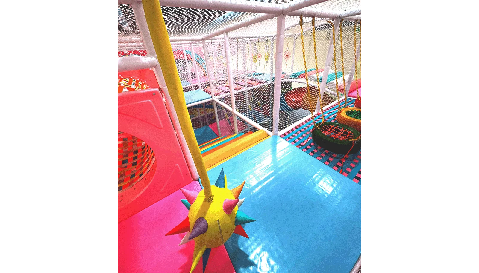 El sitio incluye un parque aéreo dentro del pelotero