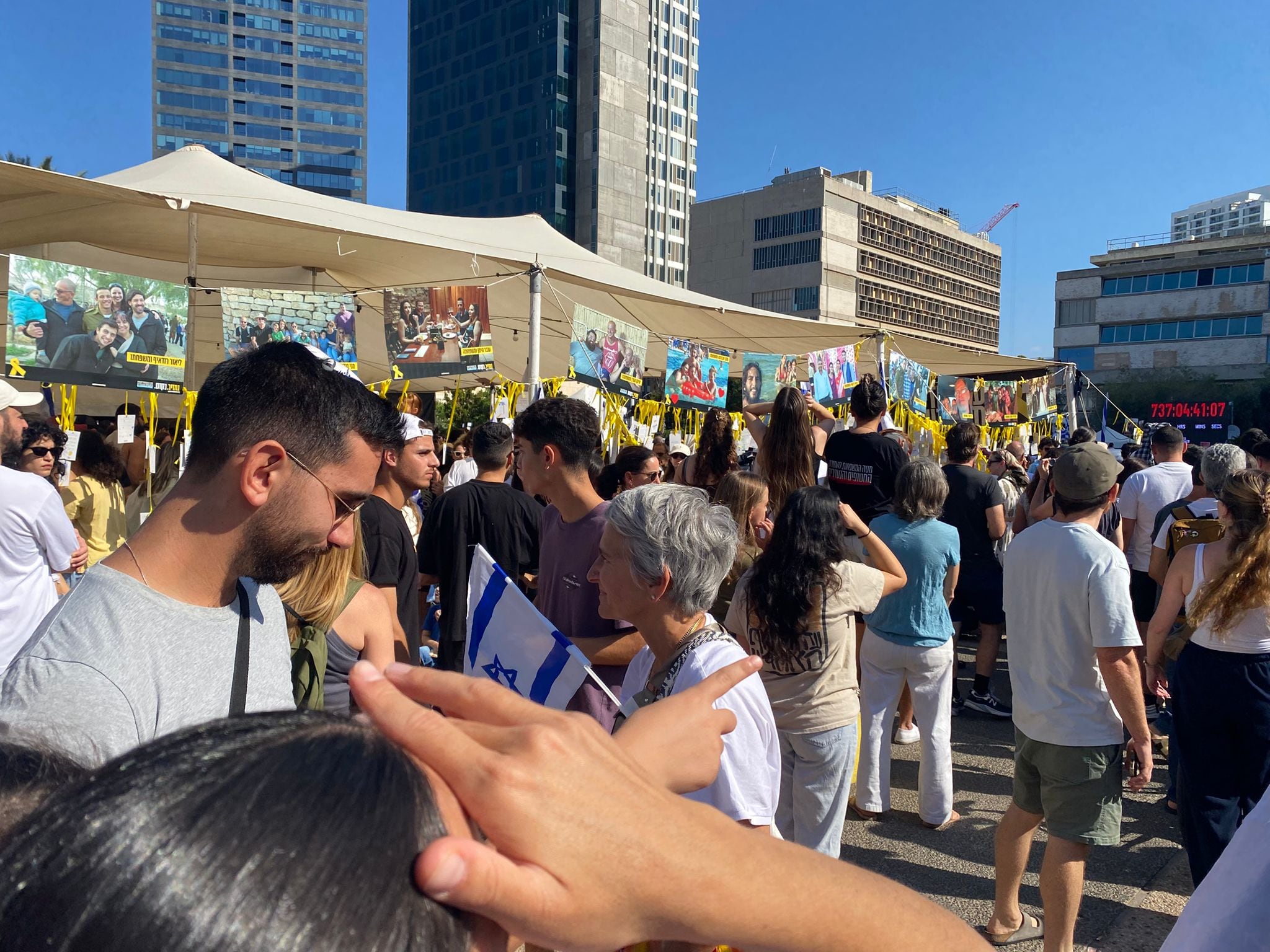 Cientos de israelíes presentes en la Plaza de los rehenes en Tel Aviv