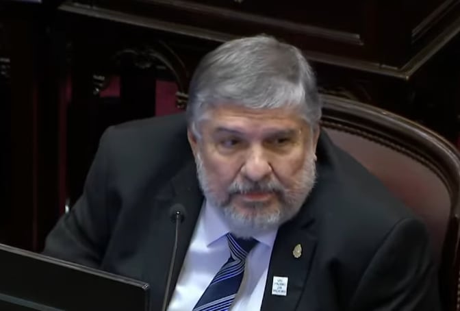En su discurso, Mayans habló de las bombas atómicas contra las ciudades de Hiroshima y Nagasaki