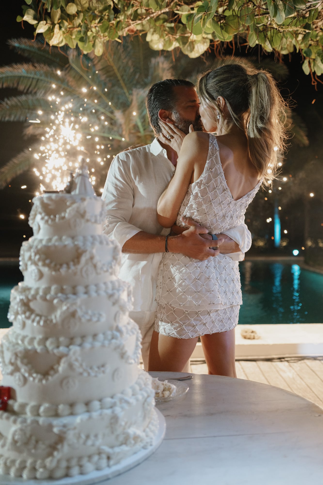 Los novios y, en primer plano, la
segunda torta de cinco pisos de este fin de semana de
celebración