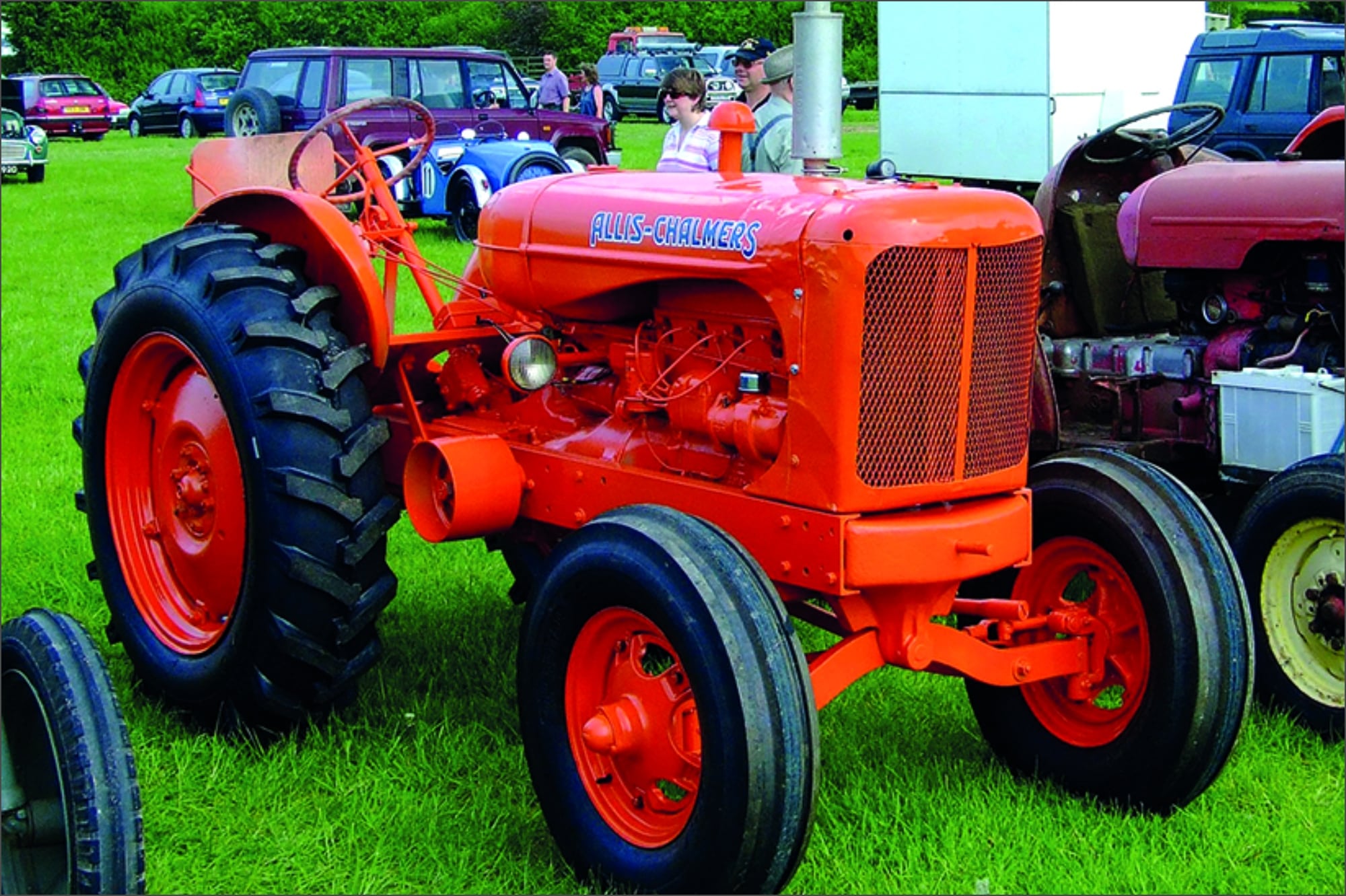 El agricultor restauró por completo el motor del tractor, que llevaba más de diez años sin funcionar