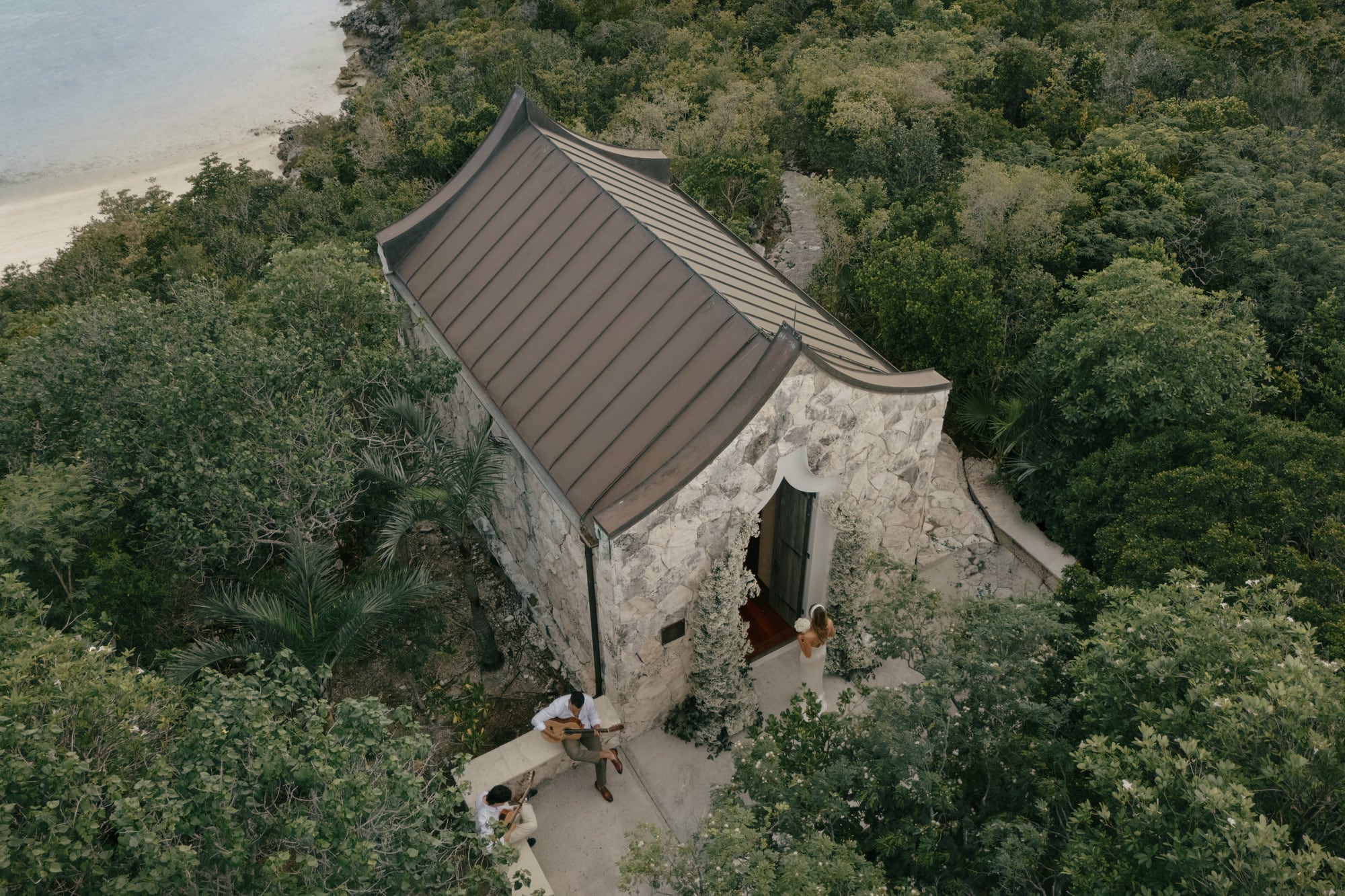Vista de la capilla en una isla privada de Bahamas. El lugar
fue decorado con arreglos realizados con gypsophila (paniculata)