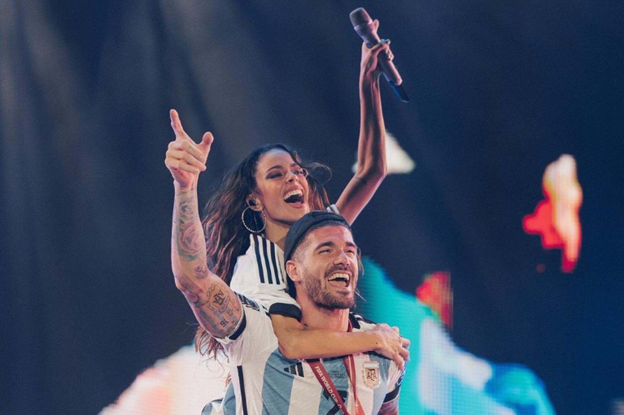 Tini Stoessel junto a Rodrigo De Paul tras la consagración en Qatar