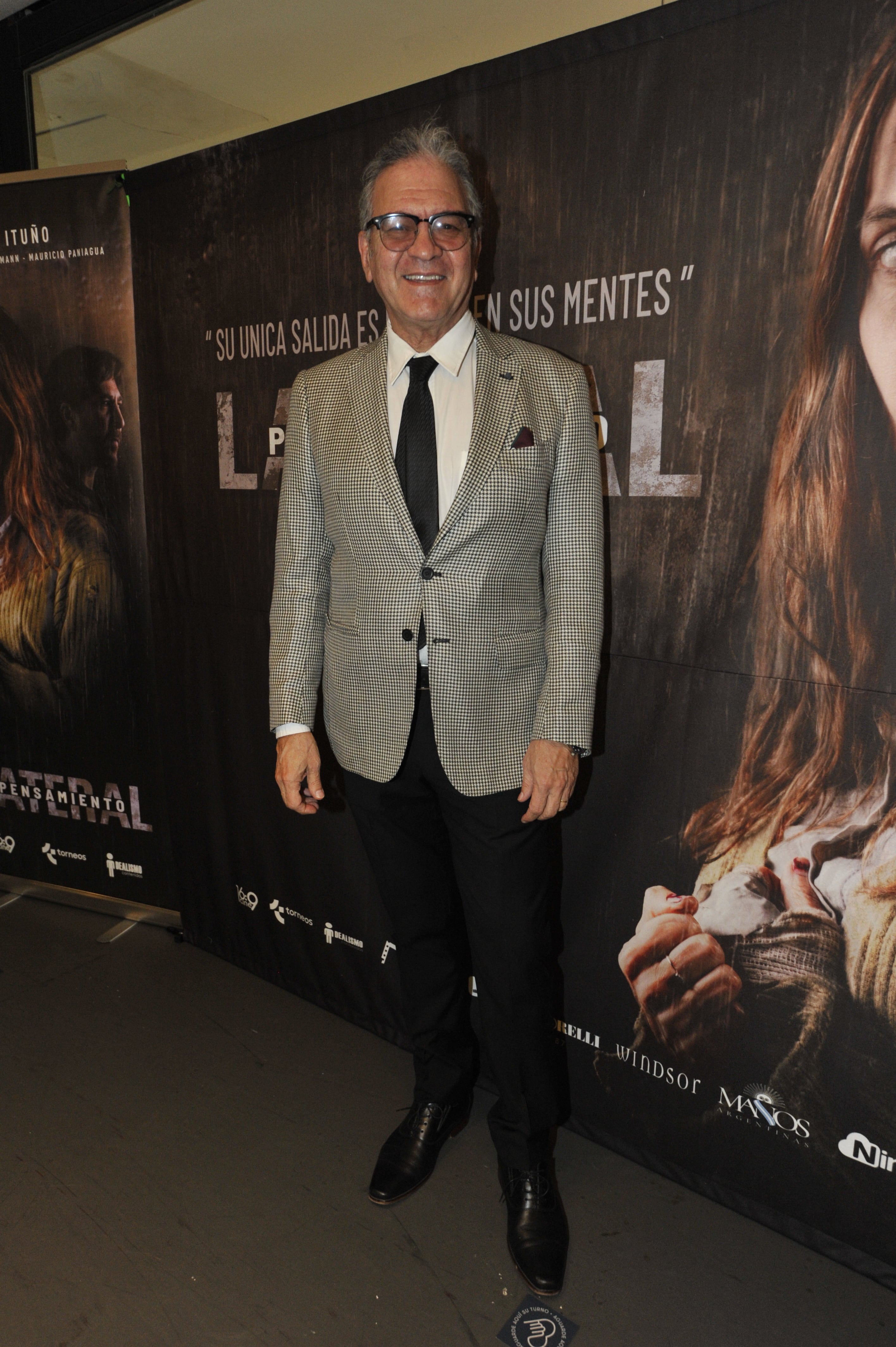 César Bordón, uno de los protagonistas de Pensamiento lateral, se mostró muy elegante con traje combinado
