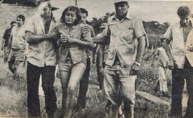 Herta Zehnder y rescatistas al llegar a La Merced con su familia luego del accidente (Foto: Gente)