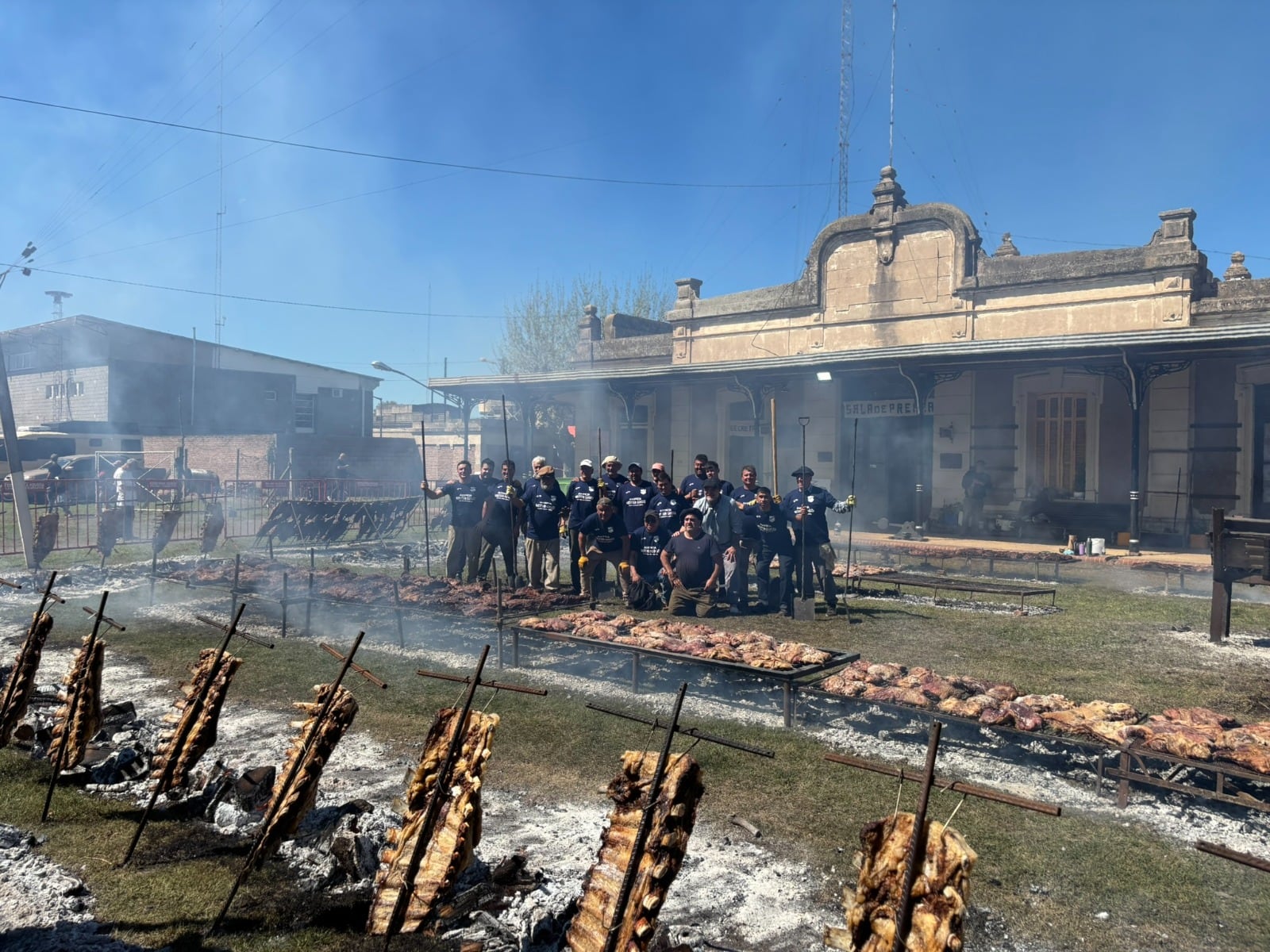 Durante el domingo habrá costillares, asado de vacío, tapa de asado, sándwiches de carne y choripanes, entre otras opciones