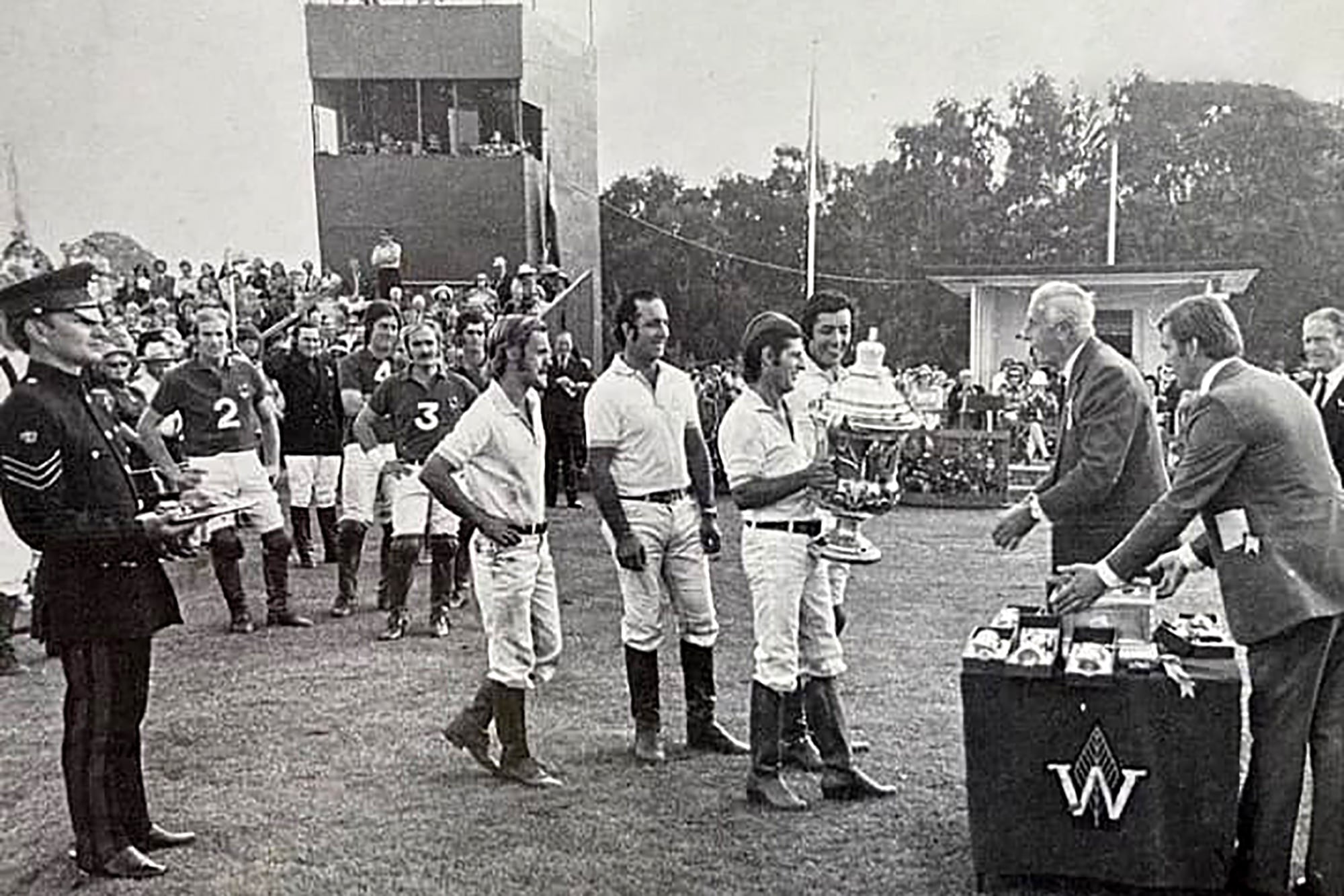 Eduardo Moore con la Coronation Cup en 1976; detrás, Gonzalo Pieres
